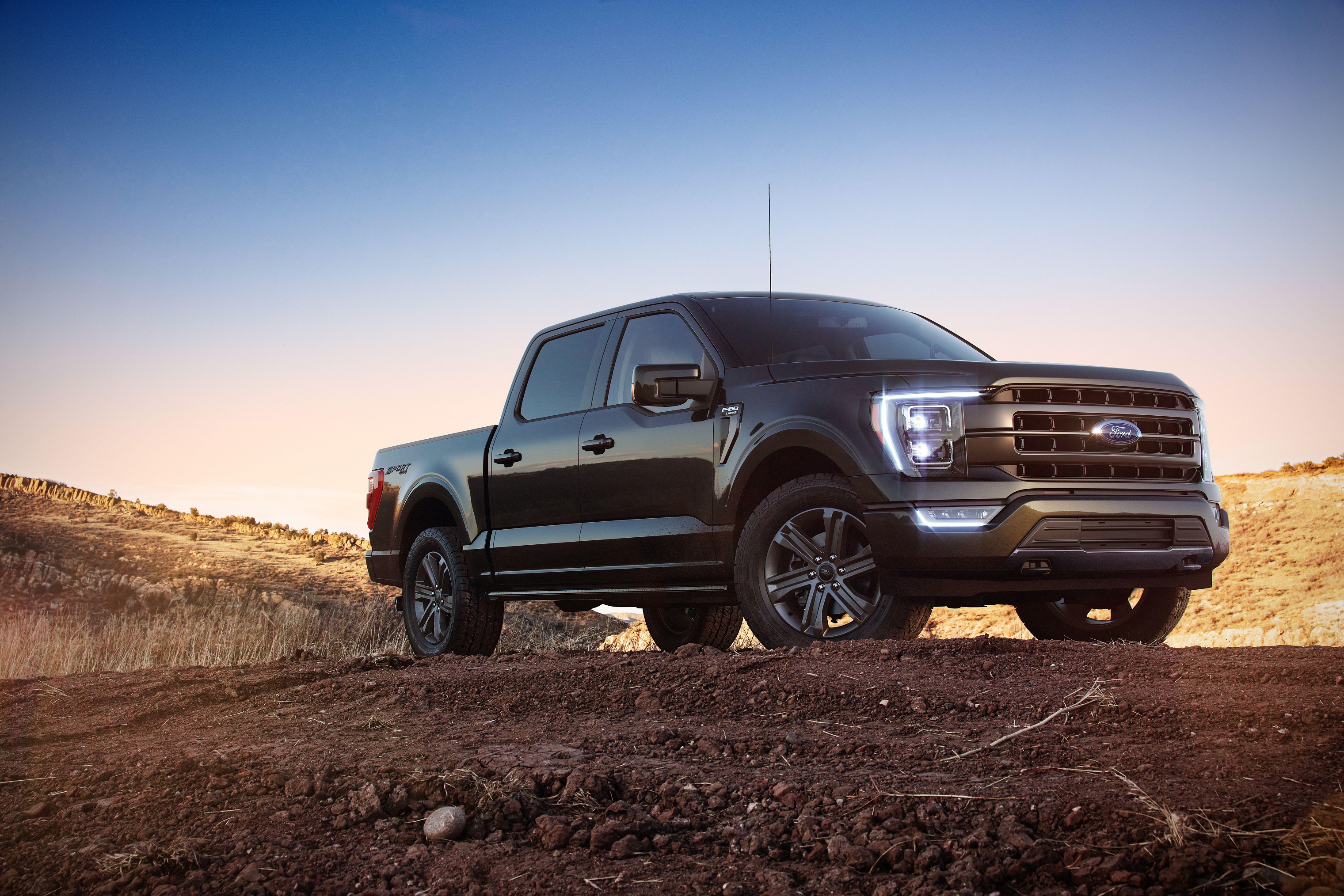 Download 2020 Ford F-150 Lariat Sport SuperCrew - Front Three-Quarter HD Wallpaper 3041x2028 #1
