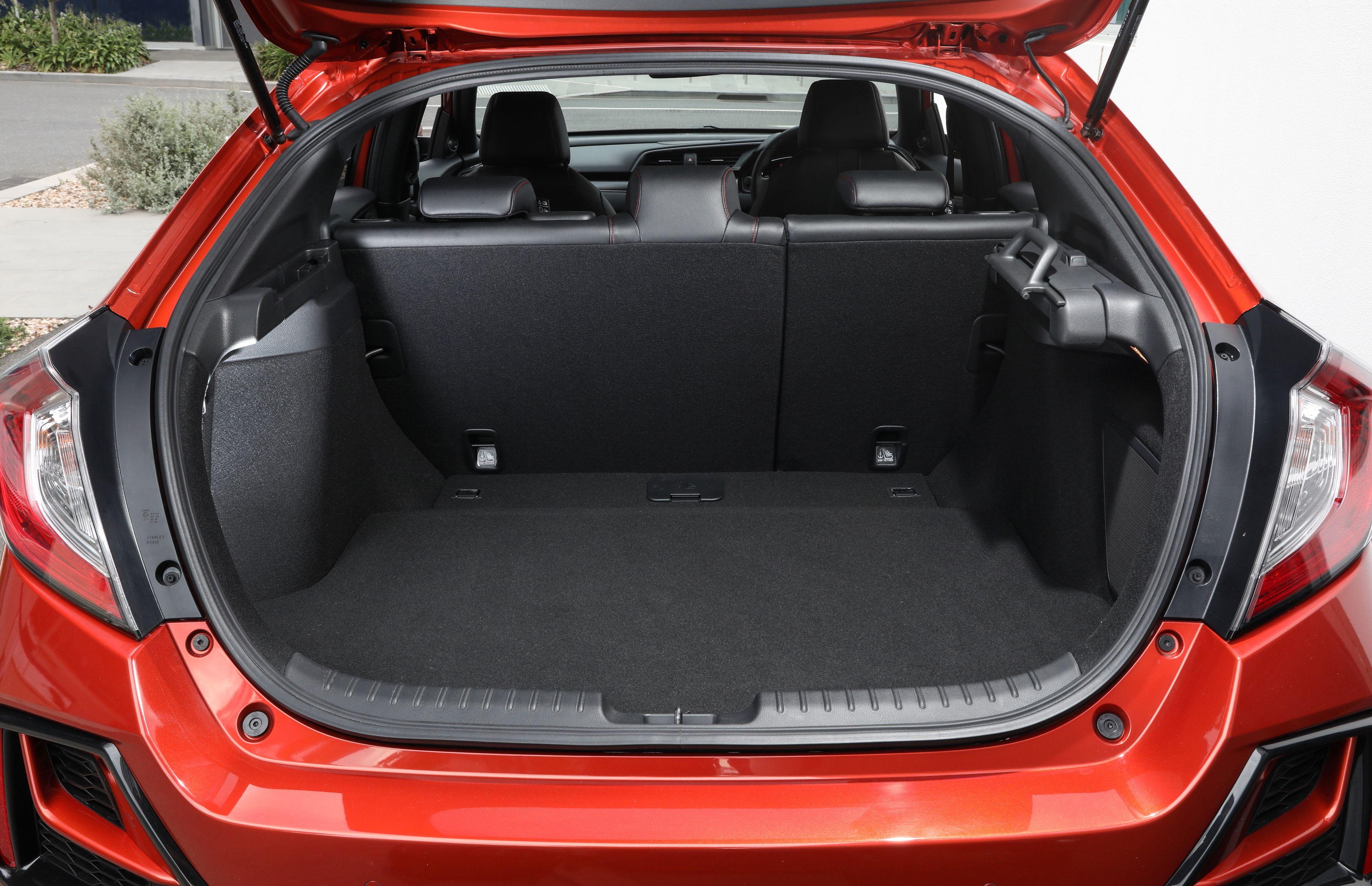 Download 2020 Honda Civic RS Hatchback [AU-spec] - Trunk HD Wallpaper 4000x2584 #41