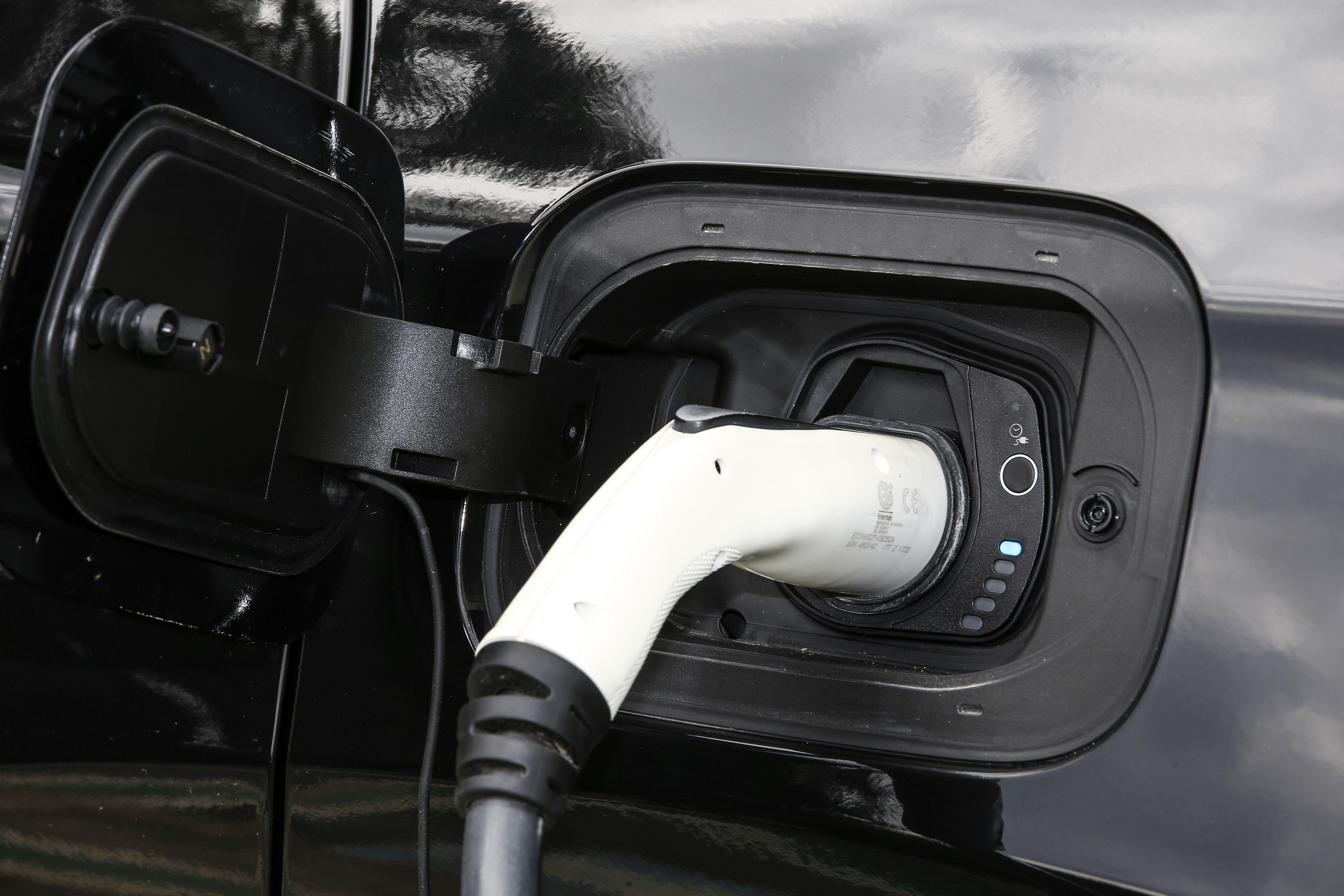 Download 2020 Jeep Compass Limited 4xe [EU-spec] - Charging HD Wallpaper 5184x3456 #24