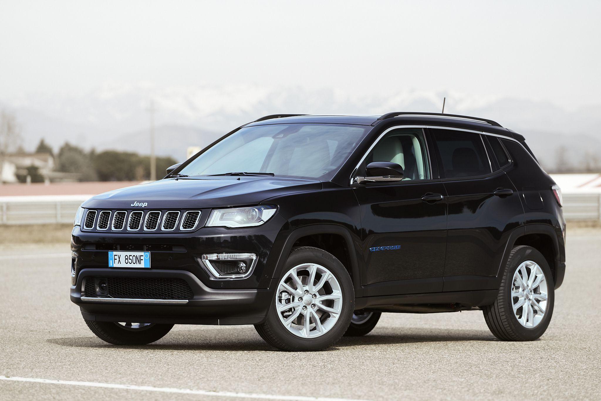 Download 2020 Jeep Compass Limited 4xe [EU-spec] - Front Three-Quarter HD Wallpaper 2048x1366 #17