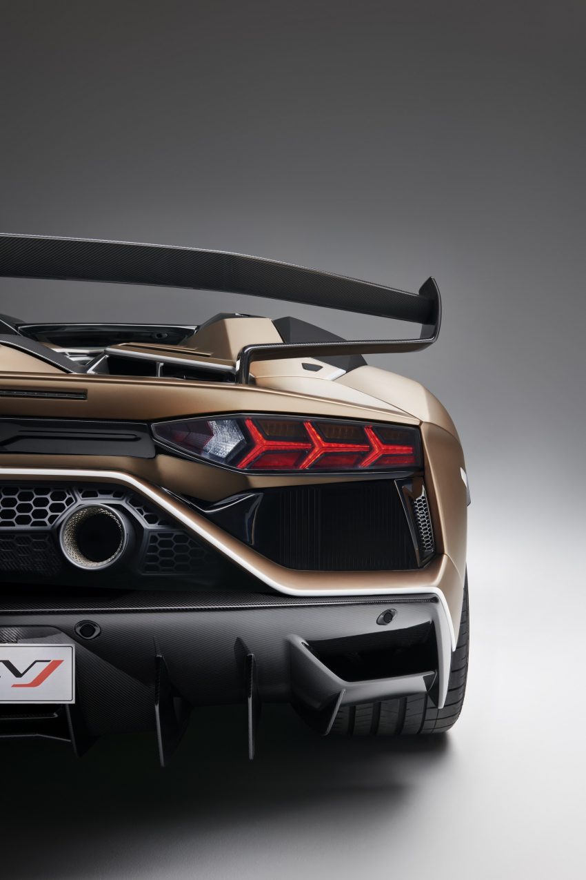 2020 Lamborghini Aventador SVJ Roadster - Tail Light Phone Wallpaper 850x1275 #97