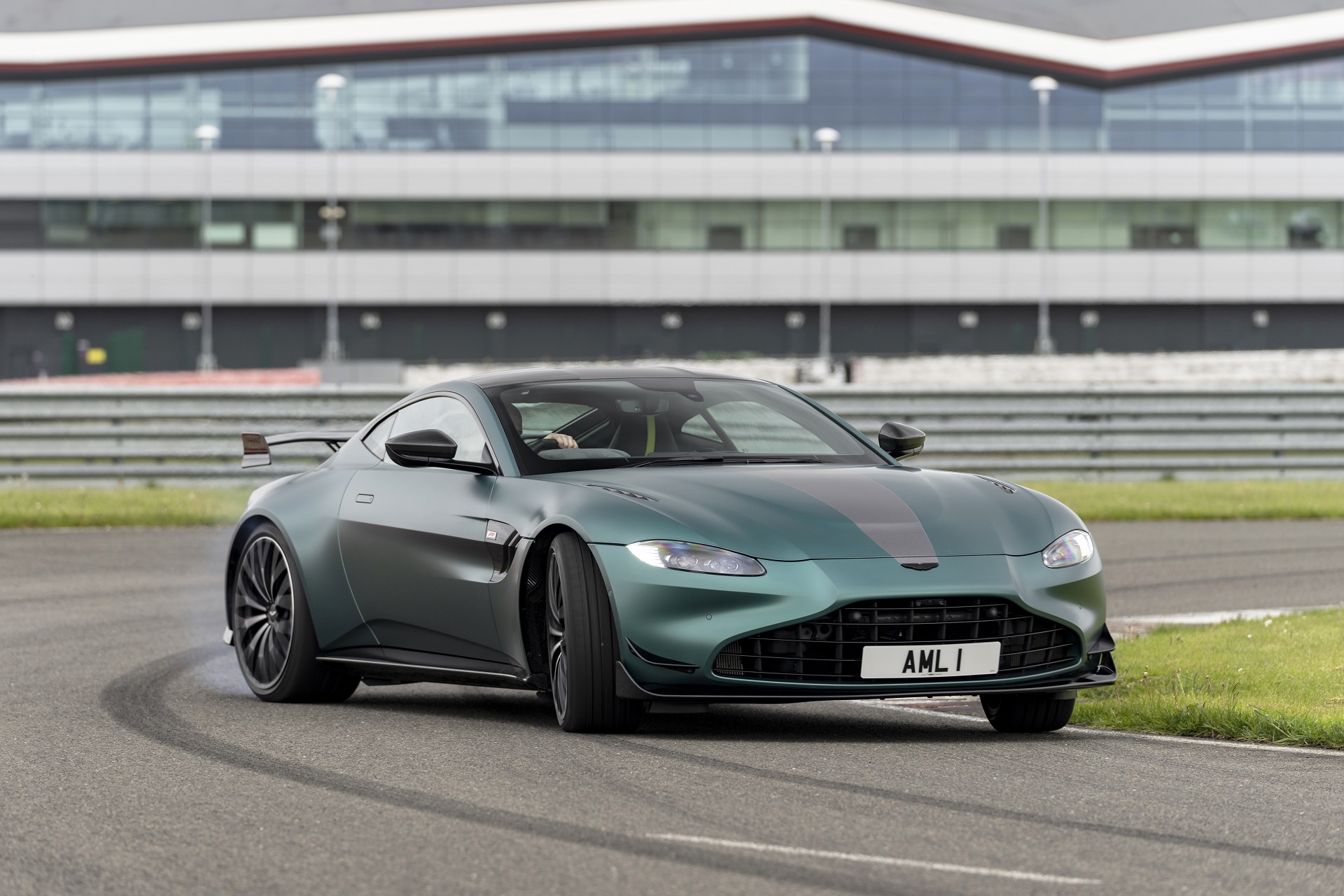 Download 2021 Aston Martin Vantage F1 Edition - Front Three-Quarter HD Wallpaper 1920x1280 #77