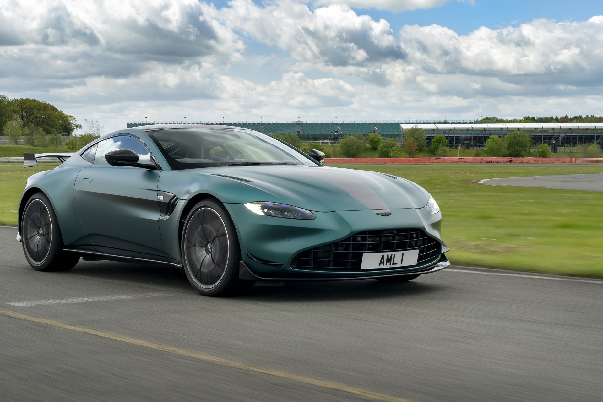 Download 2021 Aston Martin Vantage F1 Edition - Front Three-Quarter HD Wallpaper 1920x1280 #38