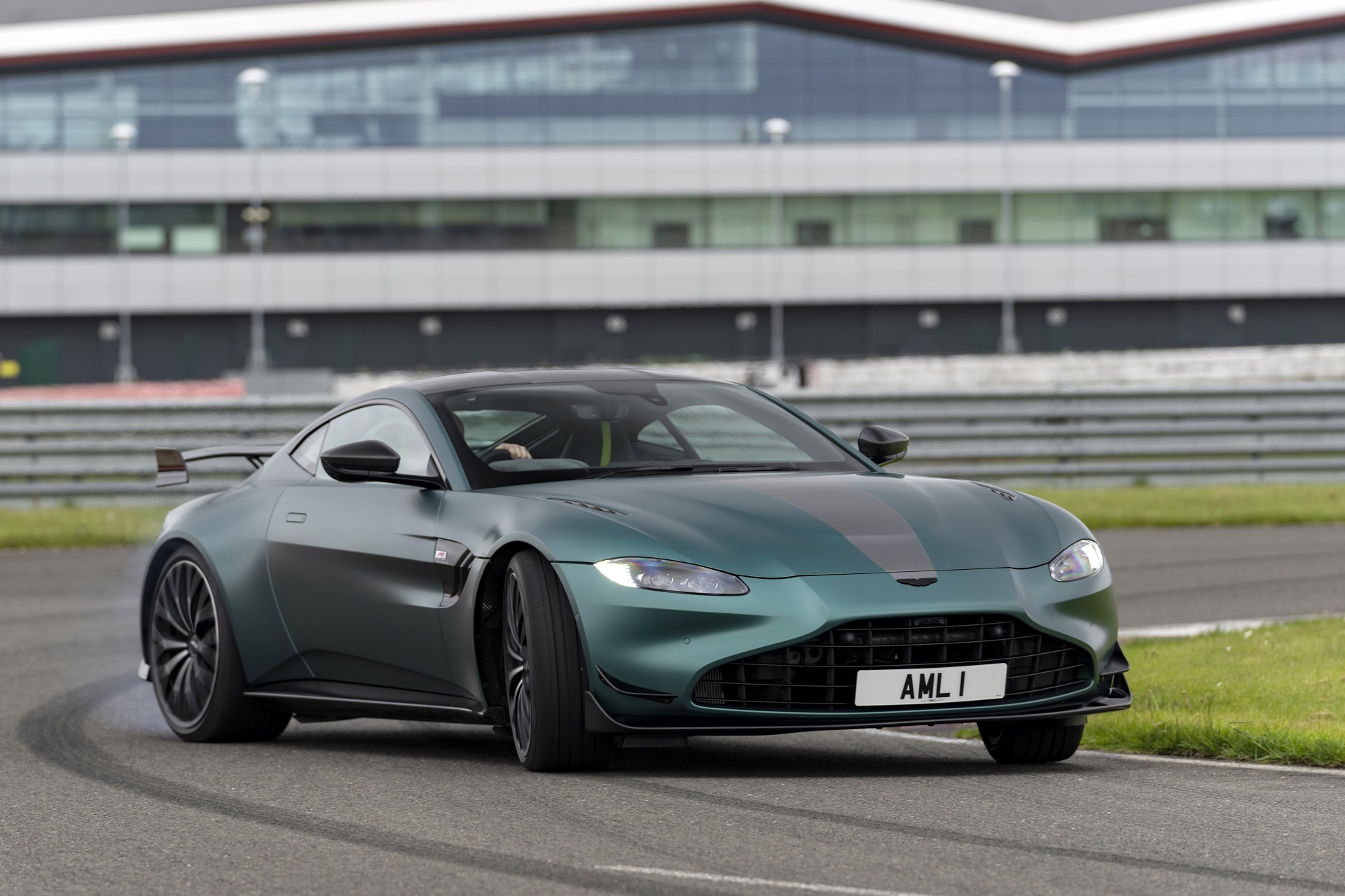 Download 2021 Aston Martin Vantage F1 Edition - Front Three-Quarter HD Wallpaper 1920x1280 #78