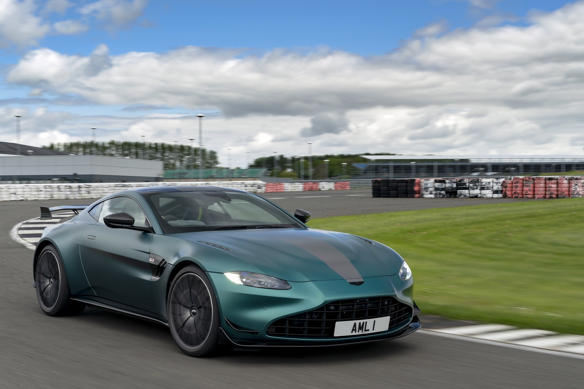 Download 2021 Aston Martin Vantage F1 Edition - Front Three-Quarter HD Wallpaper 1920x1280 #40