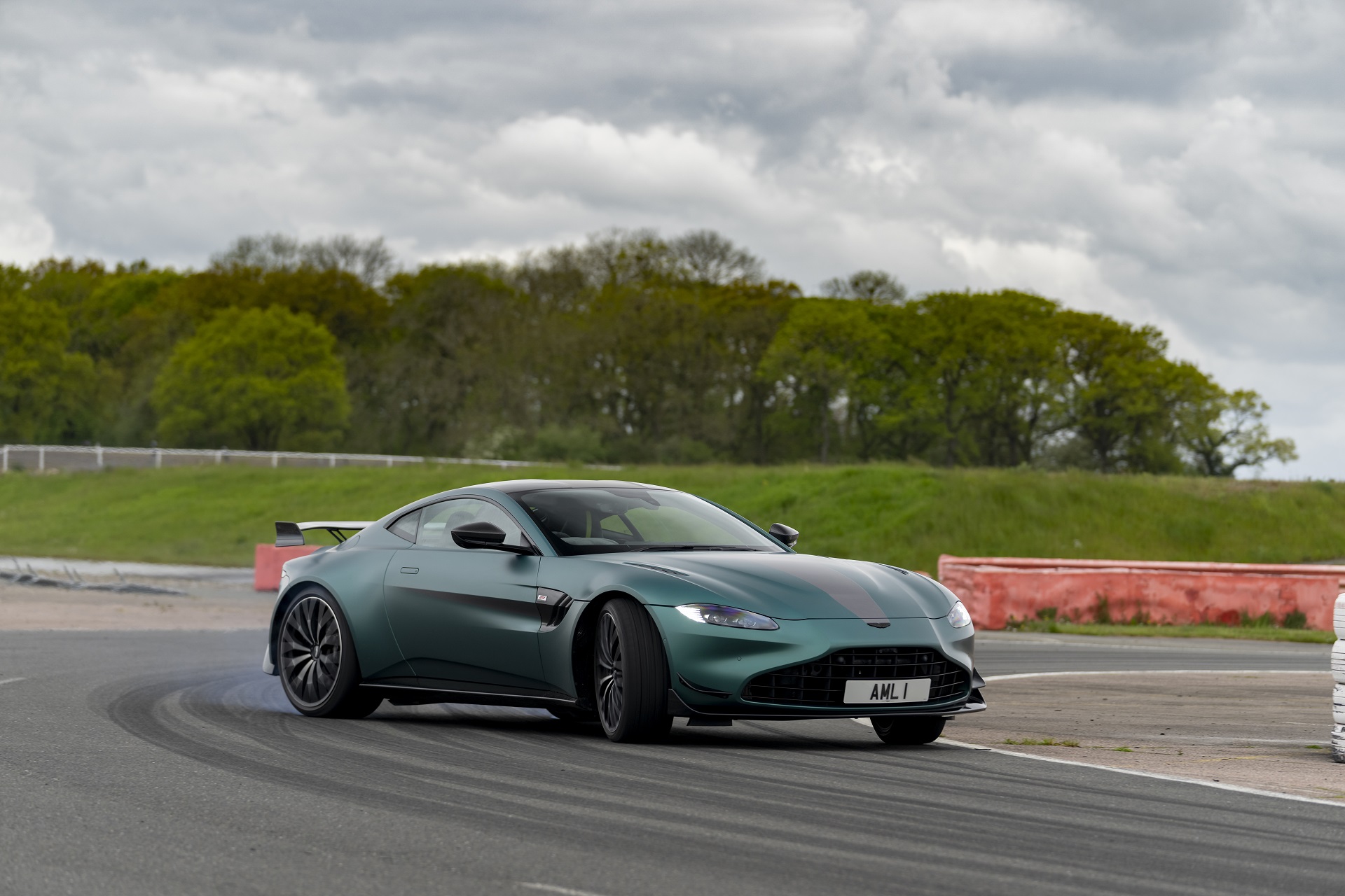 Download 2021 Aston Martin Vantage F1 Edition - Front Three-Quarter HD Wallpaper 1920x1280 #80