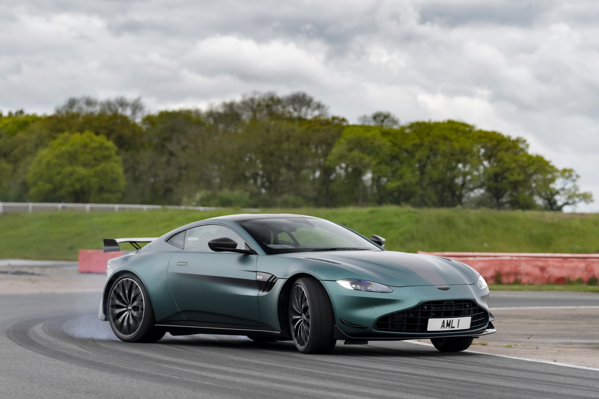 Download 2021 Aston Martin Vantage F1 Edition - Front Three-Quarter HD Wallpaper 1920x1280 #81