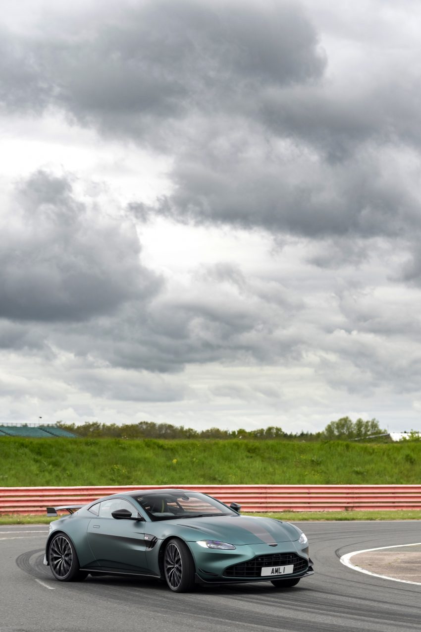 2021 Aston Martin Vantage F1 Edition - Front Three-Quarter Phone Wallpaper 850x1275 #82