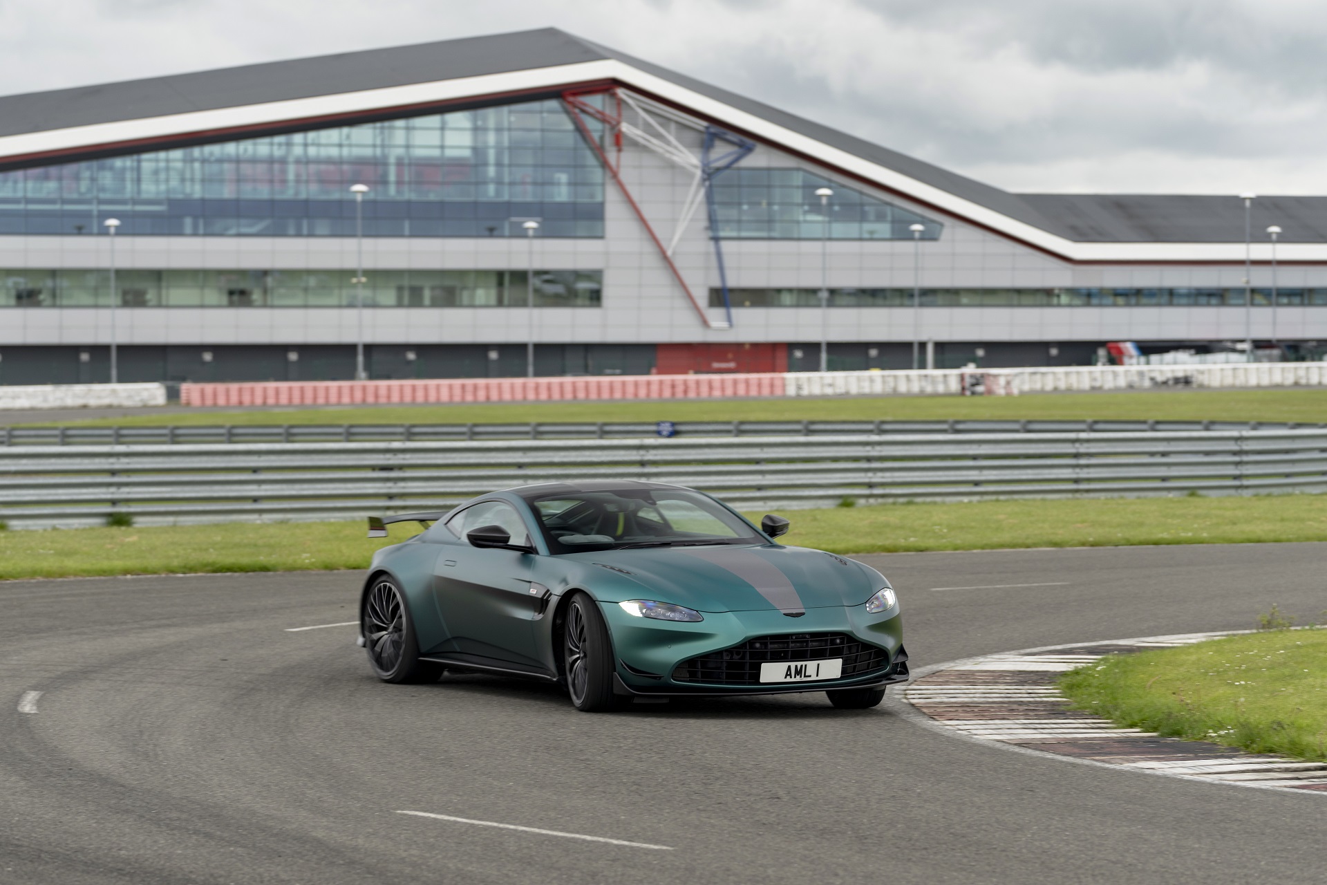 Download 2021 Aston Martin Vantage F1 Edition - Front Three-Quarter HD Wallpaper 1920x1280 #83