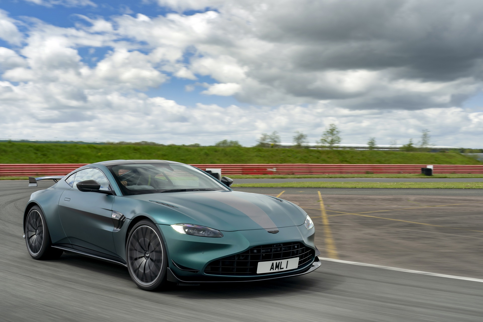 Download 2021 Aston Martin Vantage F1 Edition - Front Three-Quarter HD Wallpaper 1920x1280 #45