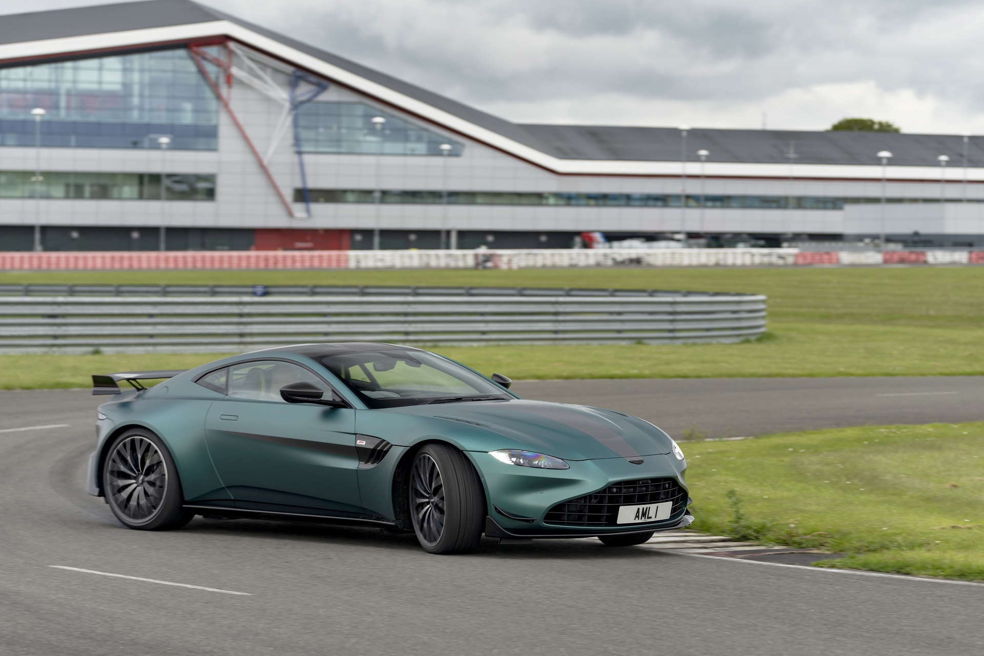 Download 2021 Aston Martin Vantage F1 Edition - Front Three-Quarter HD Wallpaper 1920x1280 #84