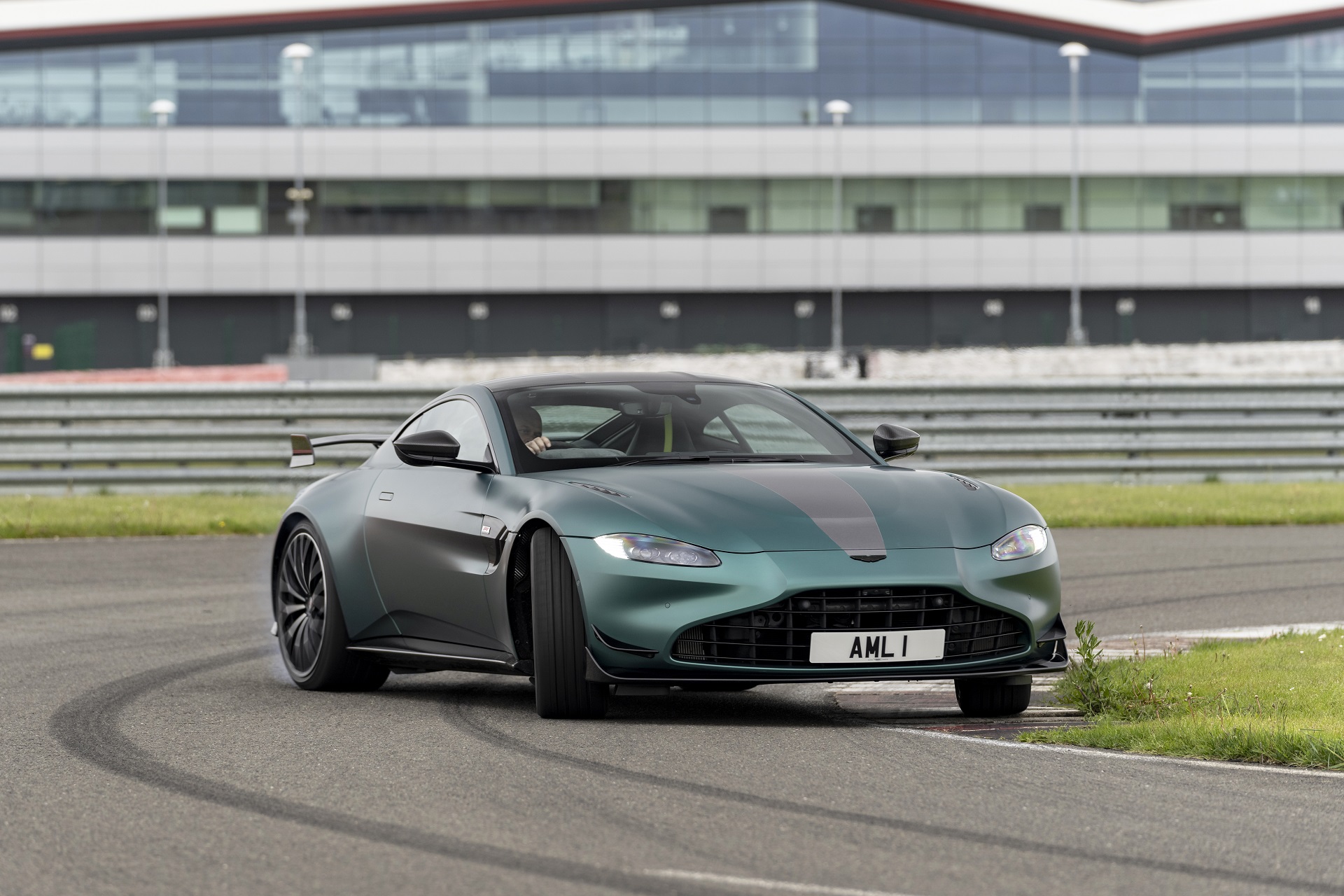 Download 2021 Aston Martin Vantage F1 Edition - Front Three-Quarter HD Wallpaper 1920x1280 #85