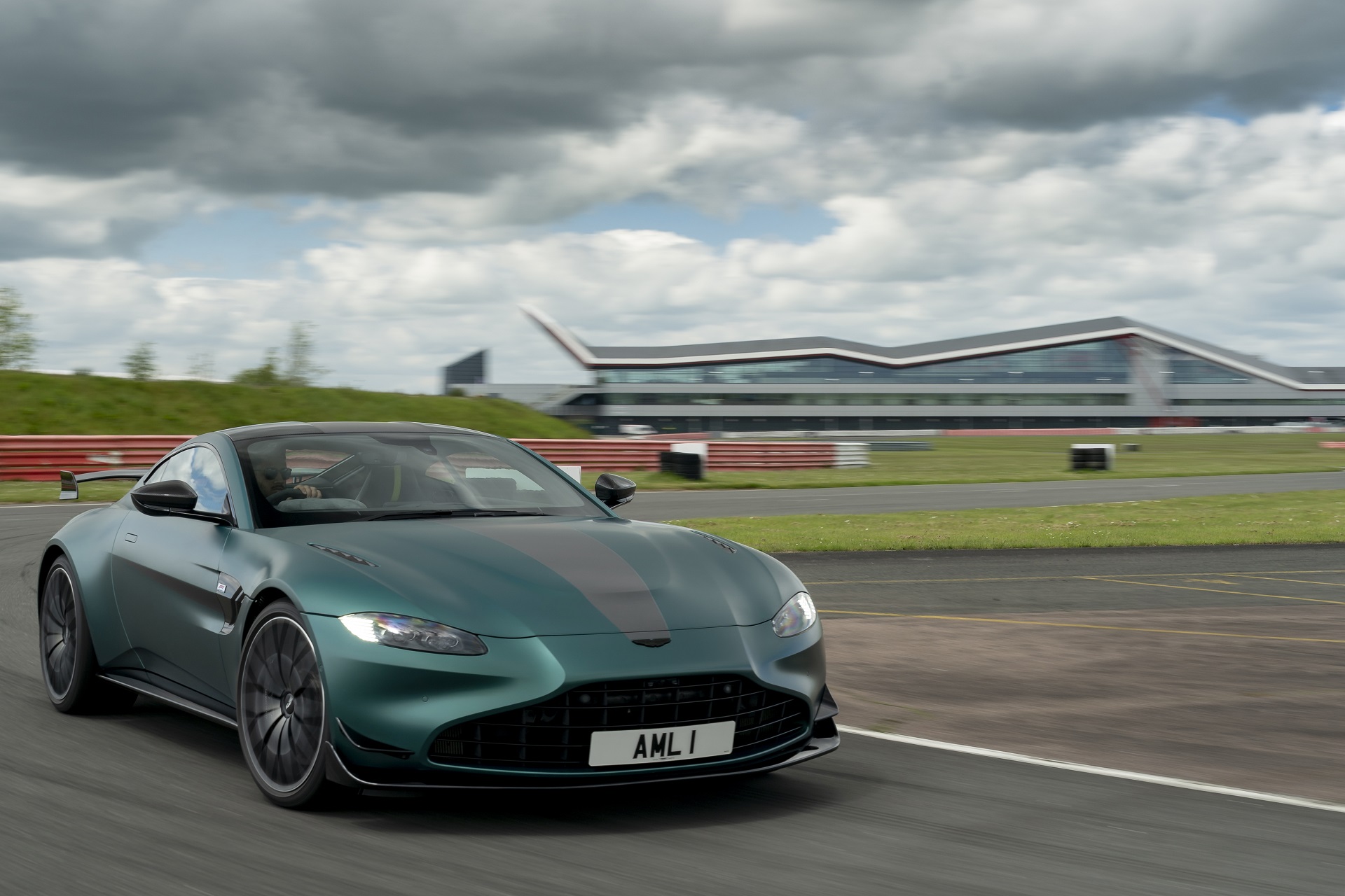 Download 2021 Aston Martin Vantage F1 Edition - Front HD Wallpaper 1920x1280 #48