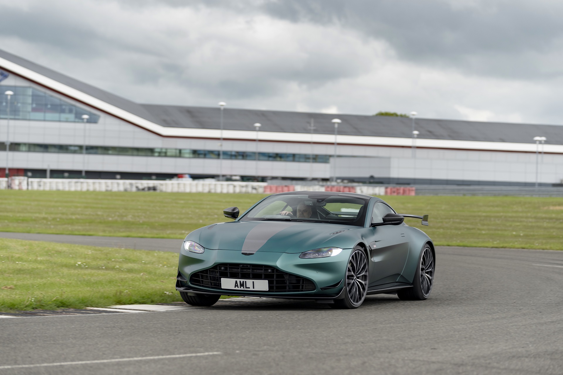 Download 2021 Aston Martin Vantage F1 Edition - Front HD Wallpaper 1920x1280 #87