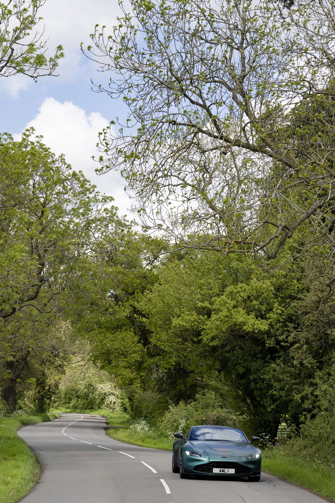 Download 2021 Aston Martin Vantage F1 Edition - Front HD Phone Wallpaper 1280x1920 #67