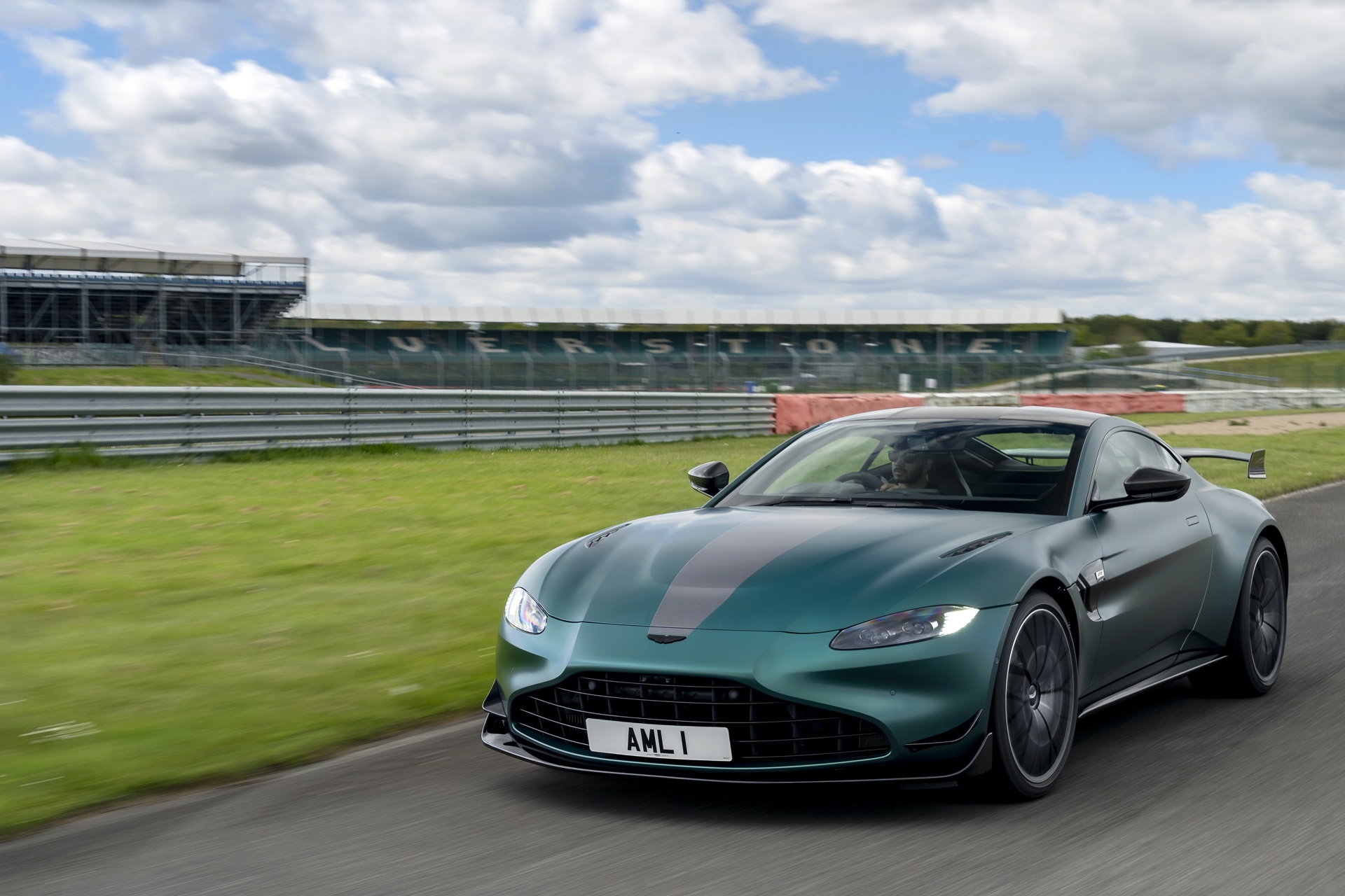 Download 2021 Aston Martin Vantage F1 Edition - Front HD Wallpaper 1920x1280 #49