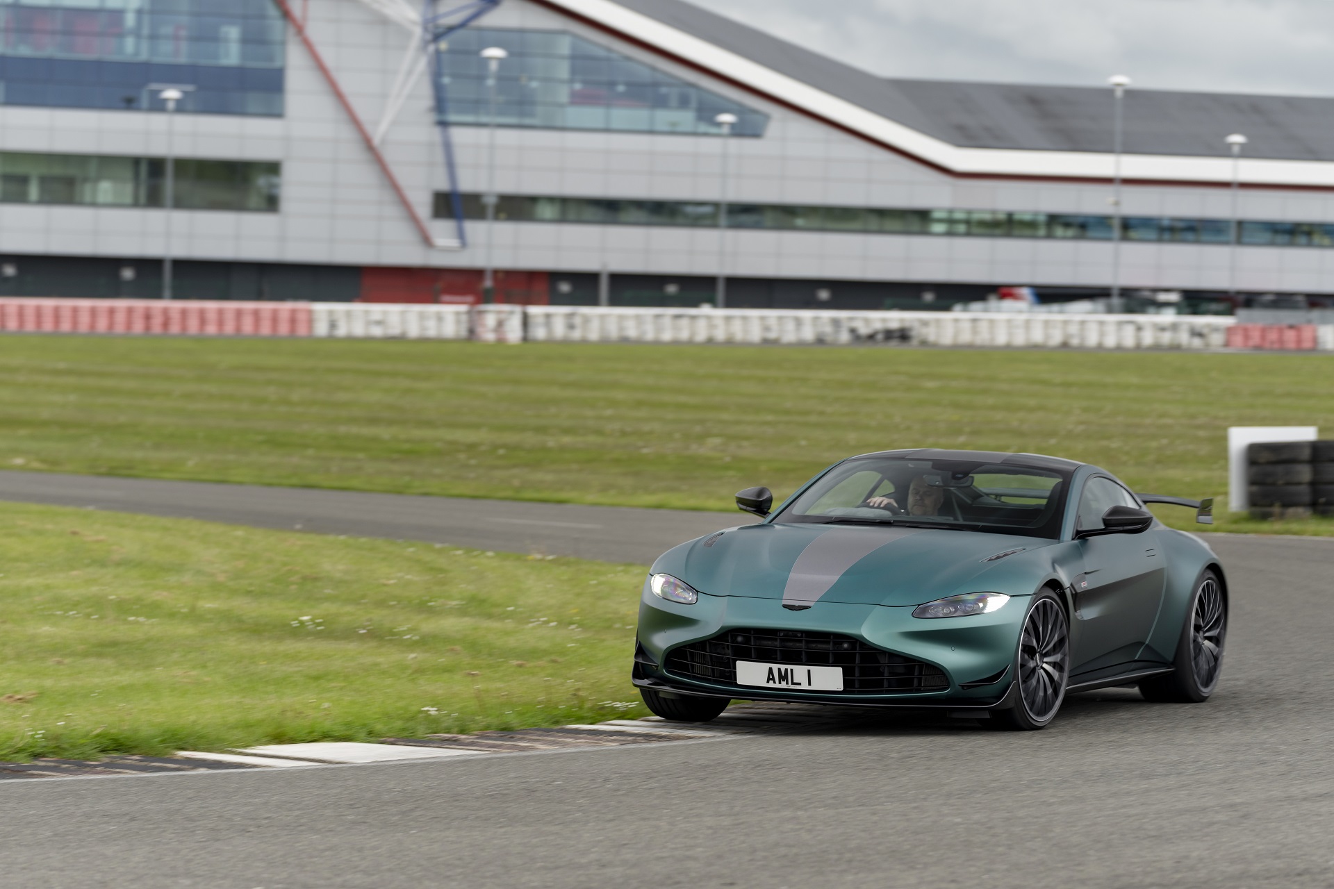 Download 2021 Aston Martin Vantage F1 Edition - Front HD Wallpaper 1920x1280 #88