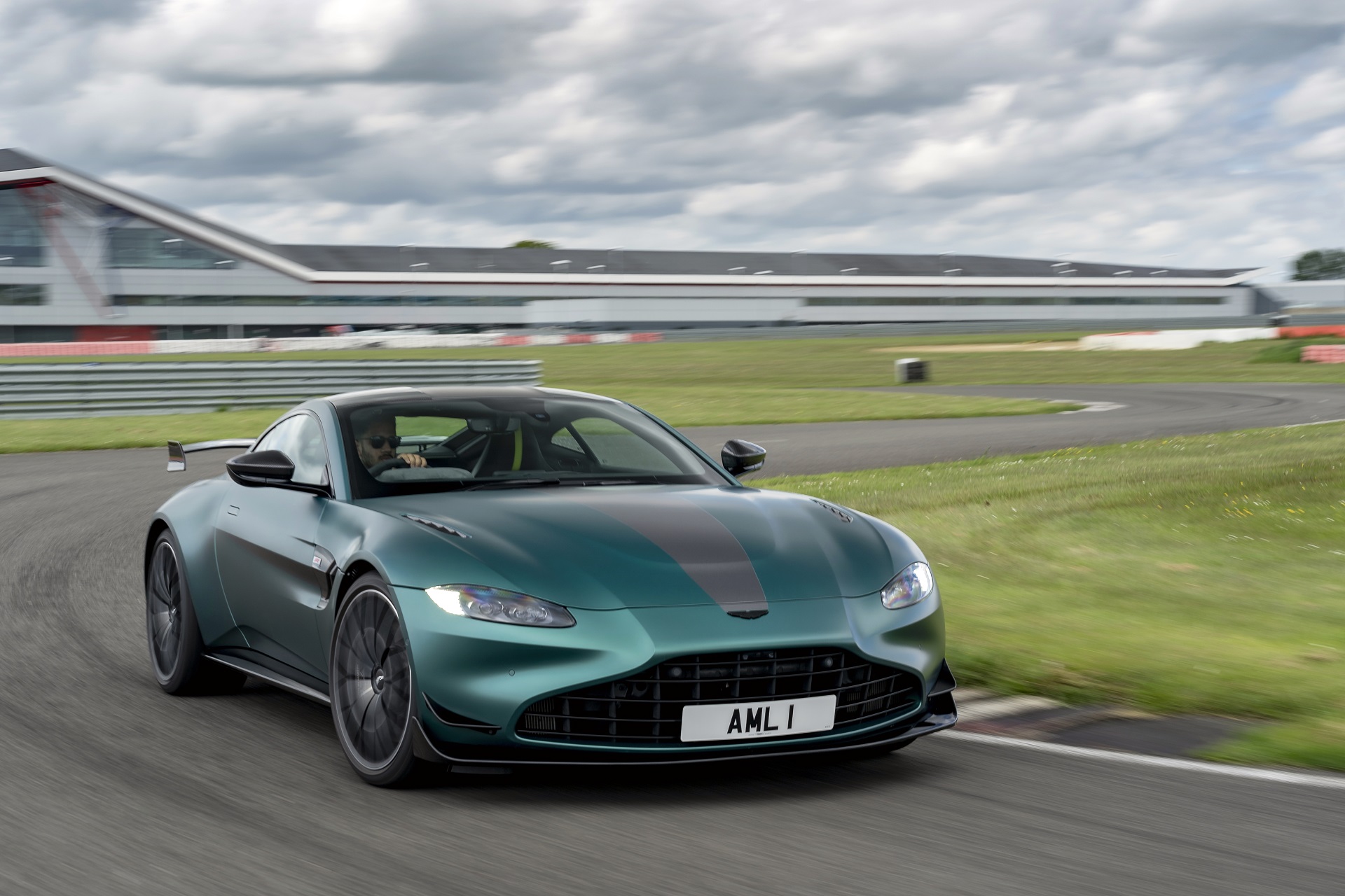 Download 2021 Aston Martin Vantage F1 Edition - Front HD Wallpaper 1920x1280 #50