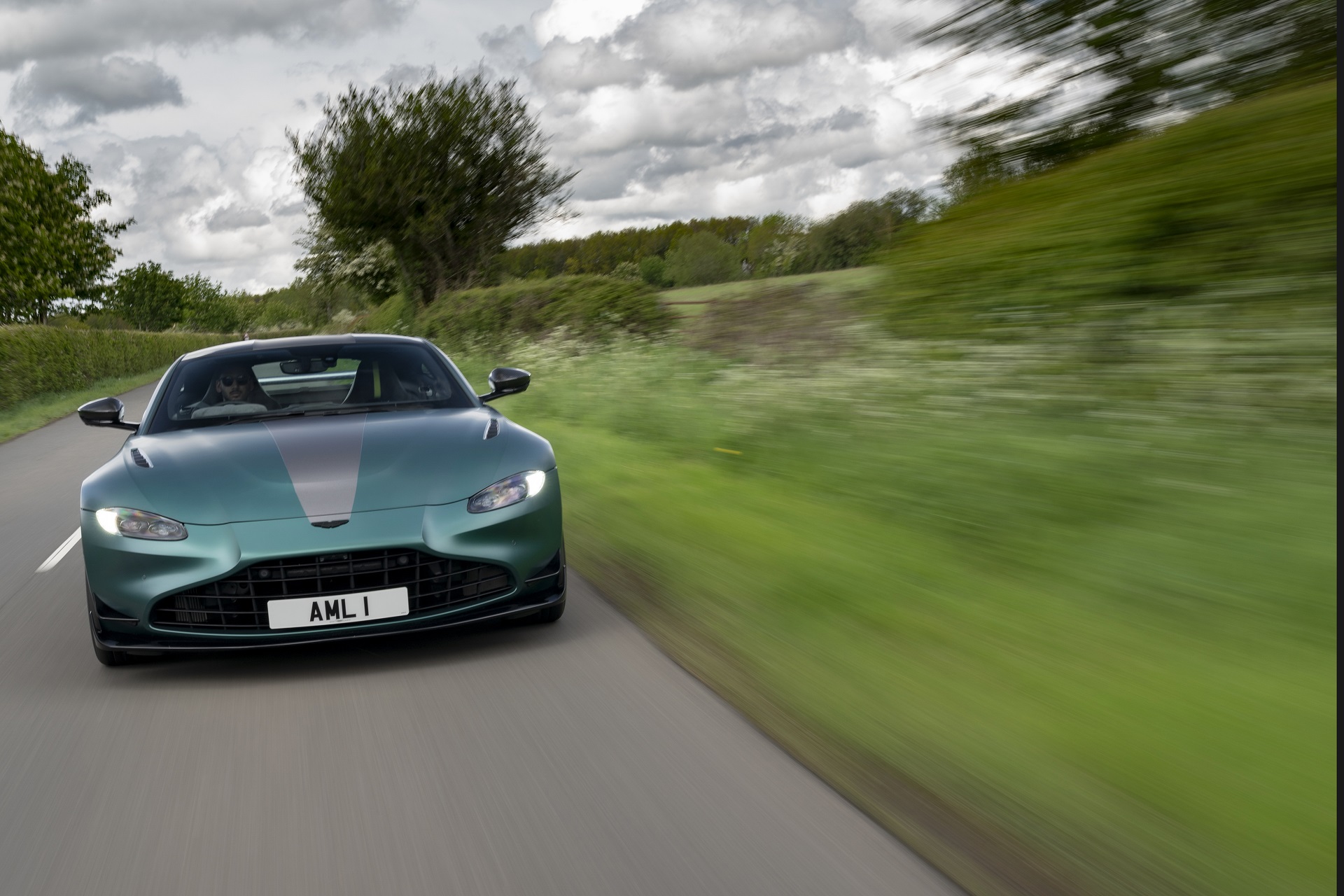 Download 2021 Aston Martin Vantage F1 Edition - Front HD Wallpaper 1920x1280 #51