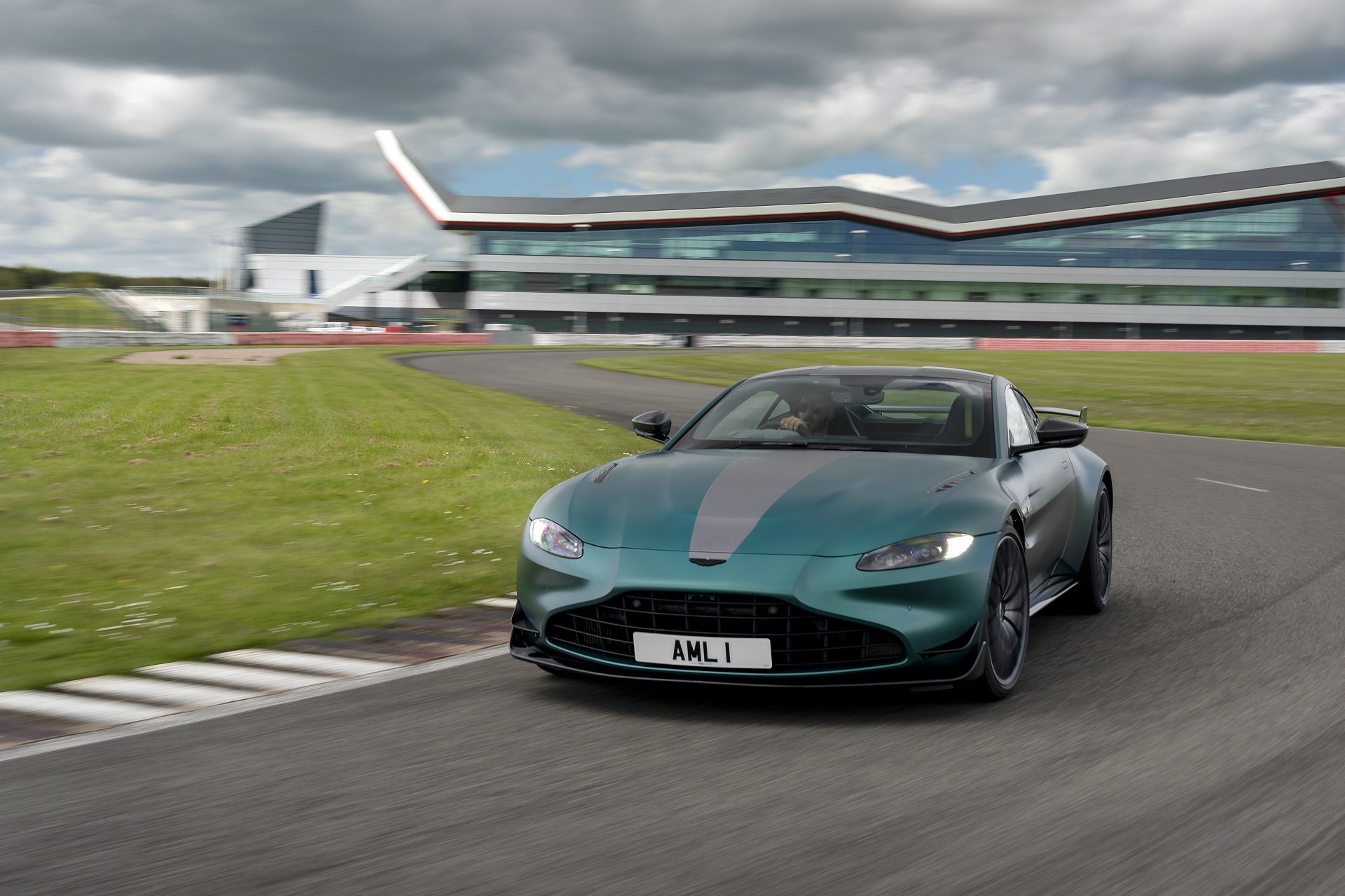 Download 2021 Aston Martin Vantage F1 Edition - Front HD Wallpaper 1920x1279 #52
