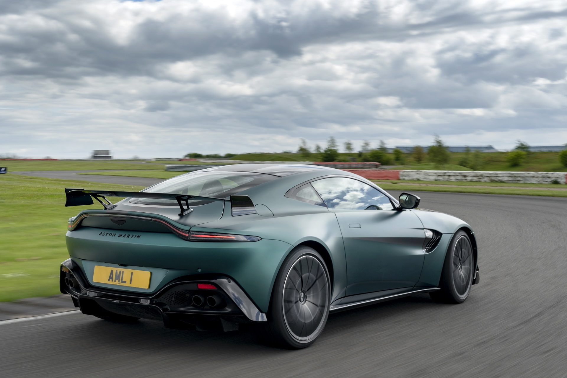 Download 2021 Aston Martin Vantage F1 Edition - Rear Three-Quarter HD Wallpaper 1920x1280 #19