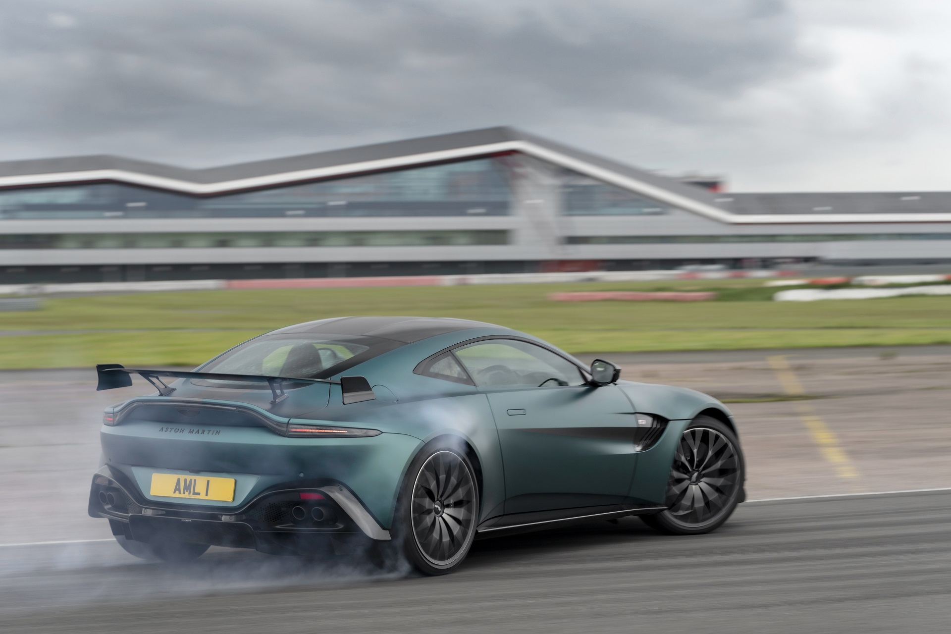 Download 2021 Aston Martin Vantage F1 Edition - Rear Three-Quarter HD Wallpaper 1920x1280 #91