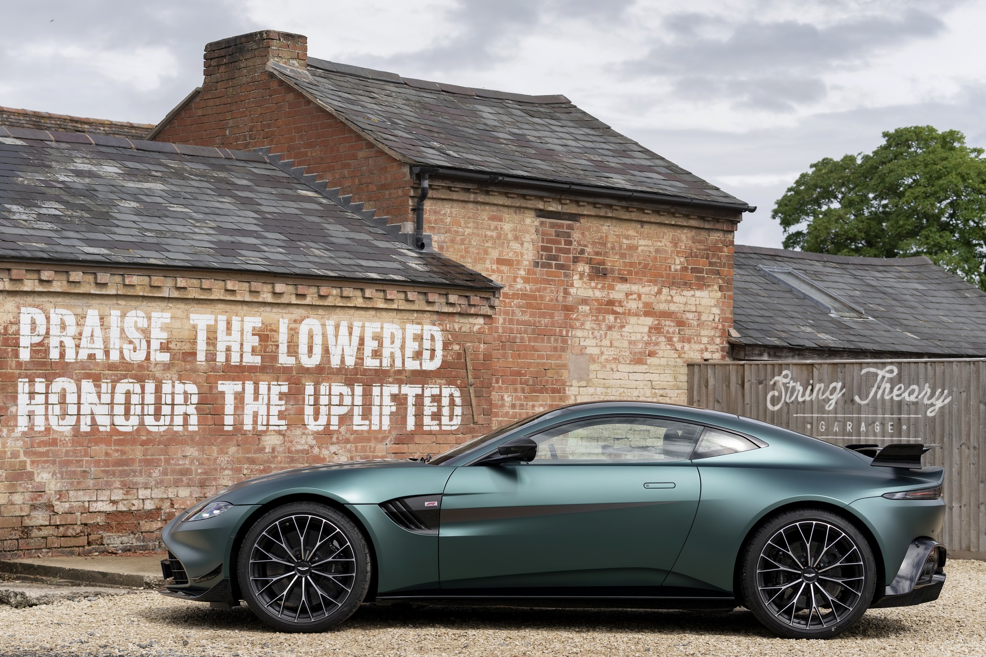 Download 2021 Aston Martin Vantage F1 Edition - Side HD Wallpaper 1920x1280 #63