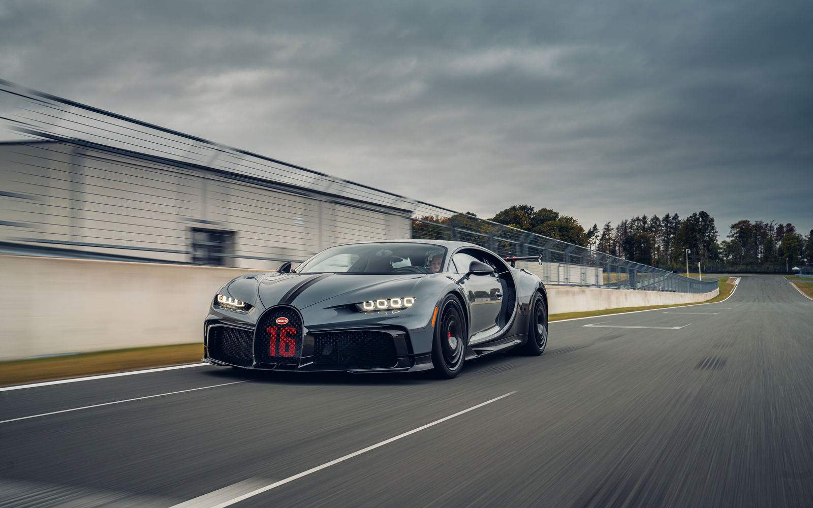 Download 2021 Bugatti Chiron Pur Sport - Front Three-Quarter HD Wallpaper 1600x1000 #21