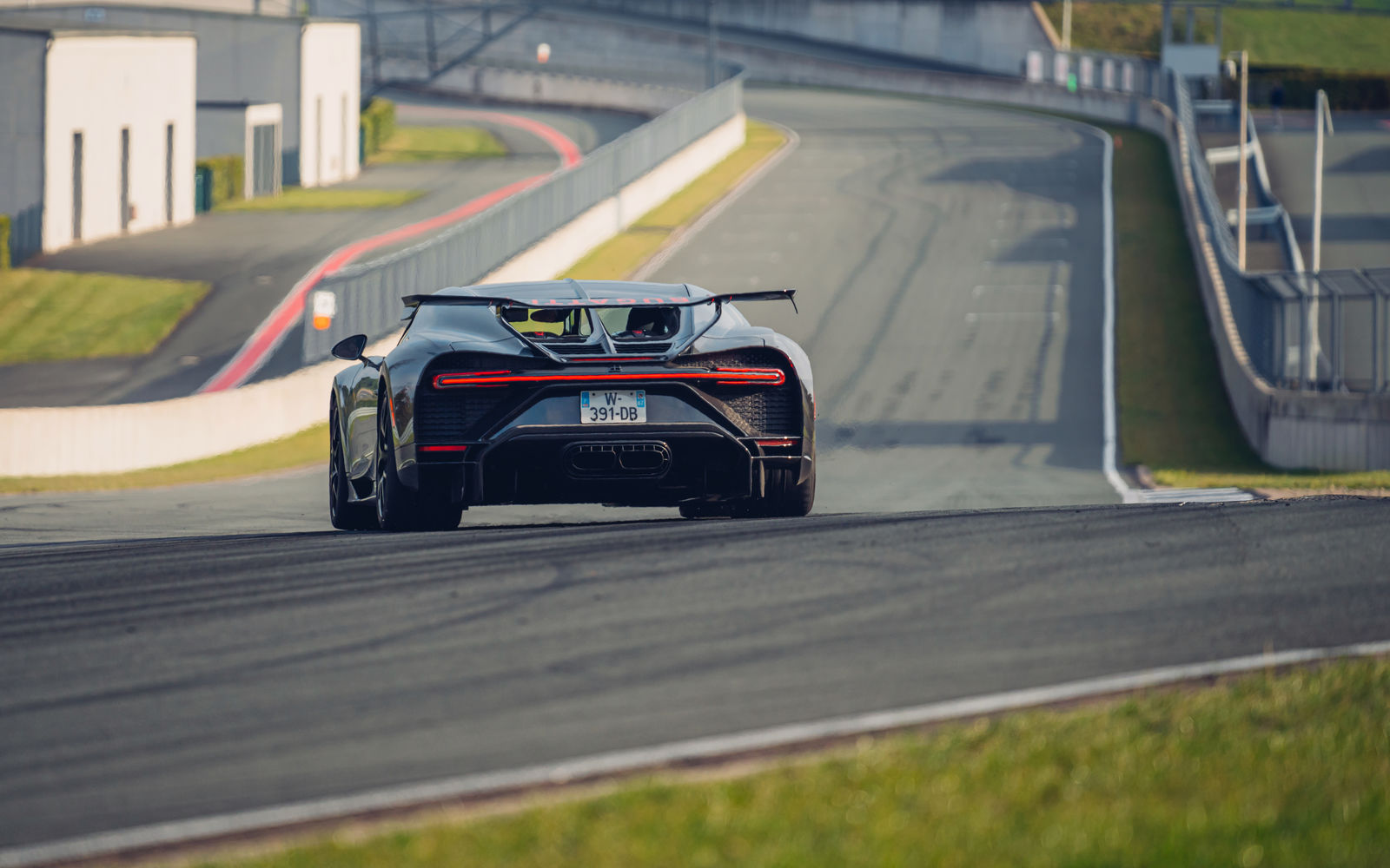 Download 2021 Bugatti Chiron Pur Sport - Rear HD Wallpaper 1600x1000 #34