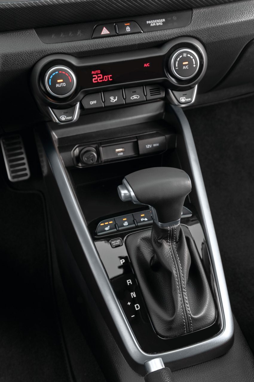 2021 Kia Stonic GT Line - Central Console Phone Wallpaper 850x1275 #15