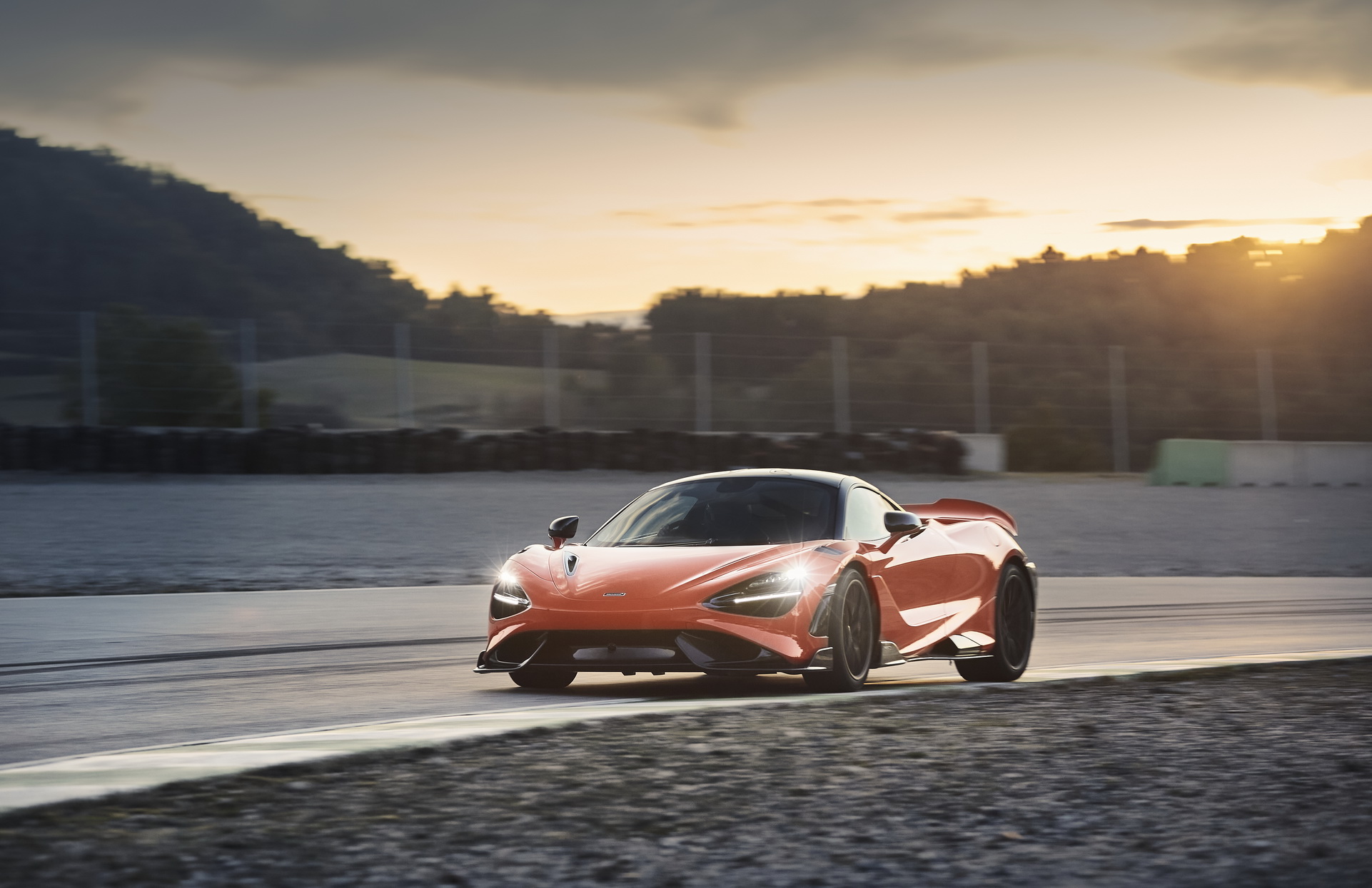 Download 2021 McLaren 765LT - Front Three-Quarter HD Wallpaper 1922x1245 #8