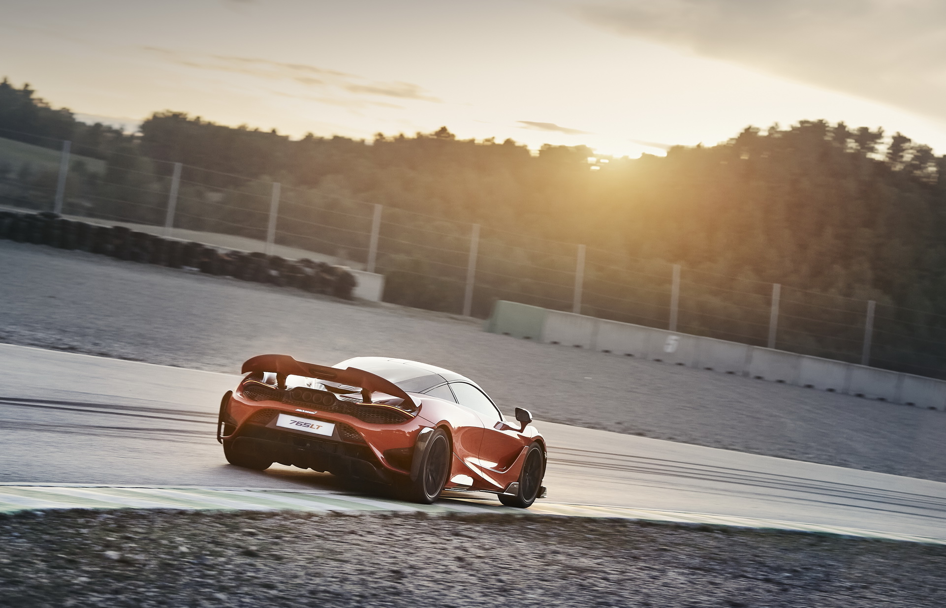 Download 2021 McLaren 765LT - Rear Three-Quarter HD Wallpaper 1922x1236 #12