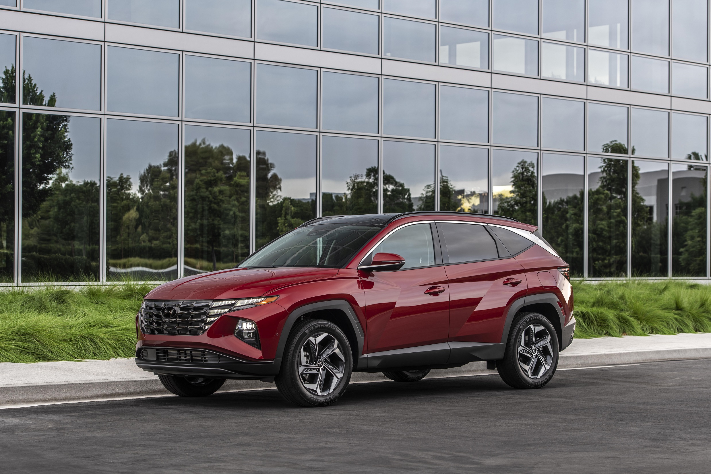 Download 2022 Hyundai Tucson - Front Three-Quarter HD Wallpaper 2477x1652 #23