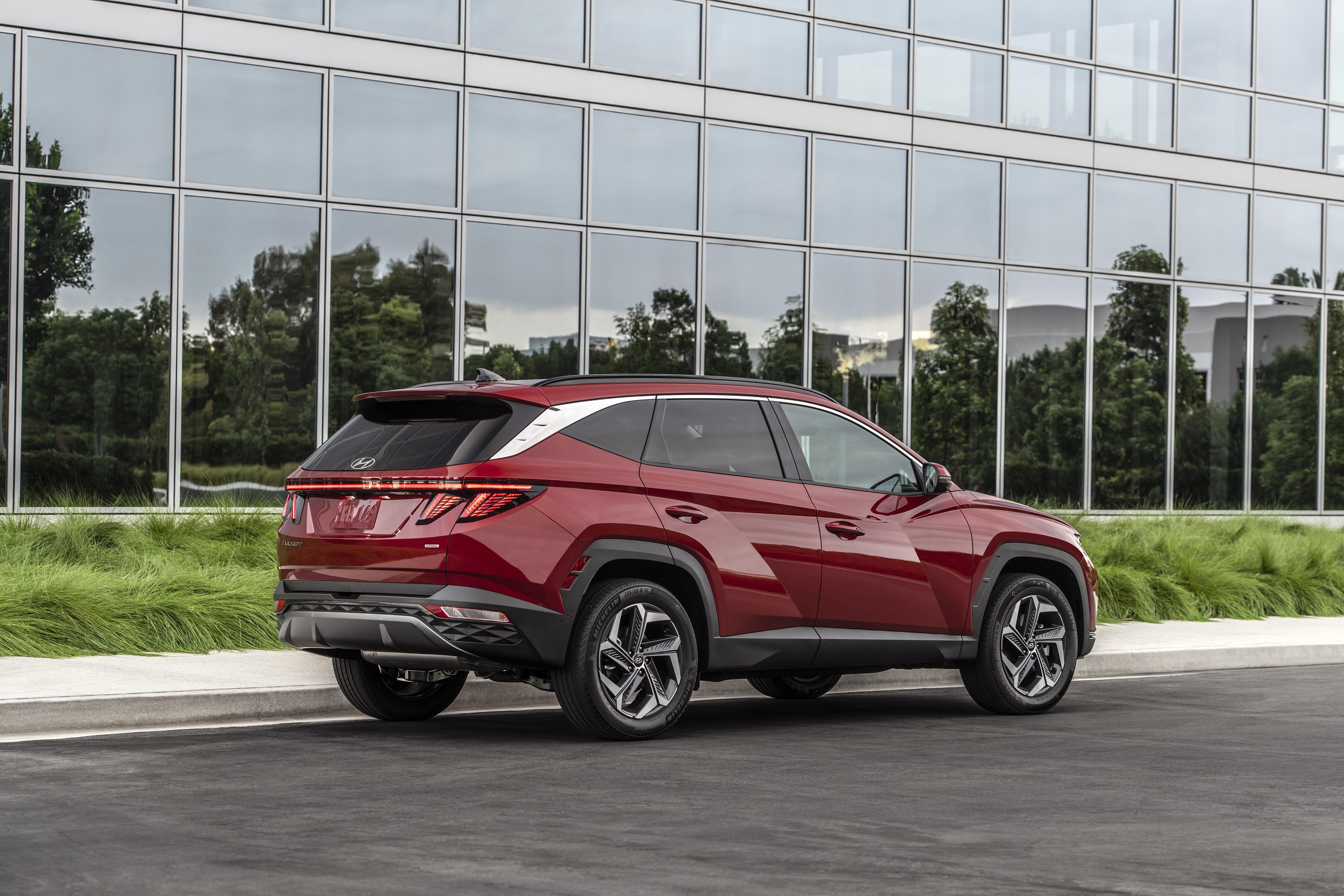 Download 2022 Hyundai Tucson - Rear Three-Quarter HD Wallpaper 2477x1652 #24