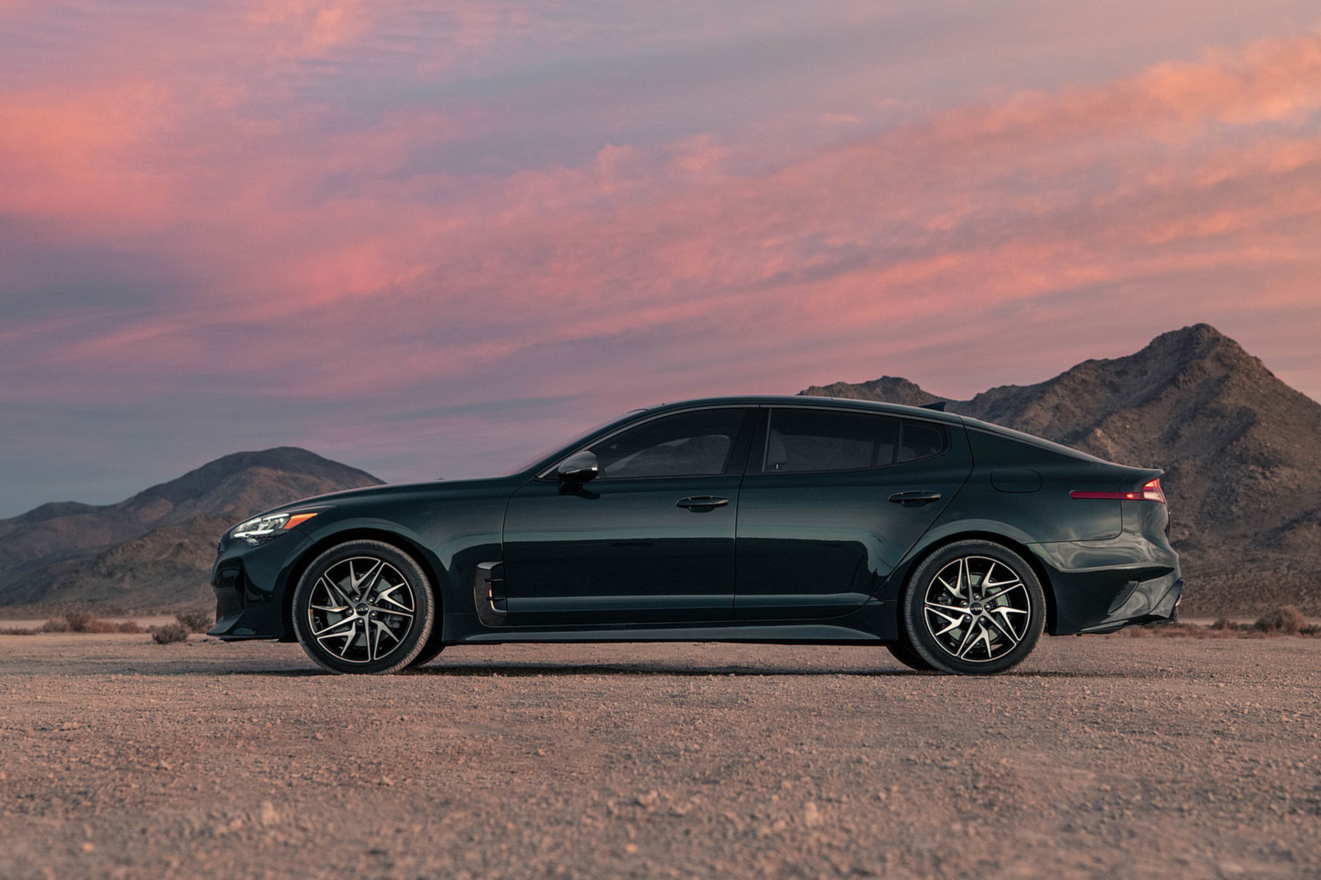 Download 2022 Kia Stinger GT-Line - Side HD Wallpaper 1920x1280 #12