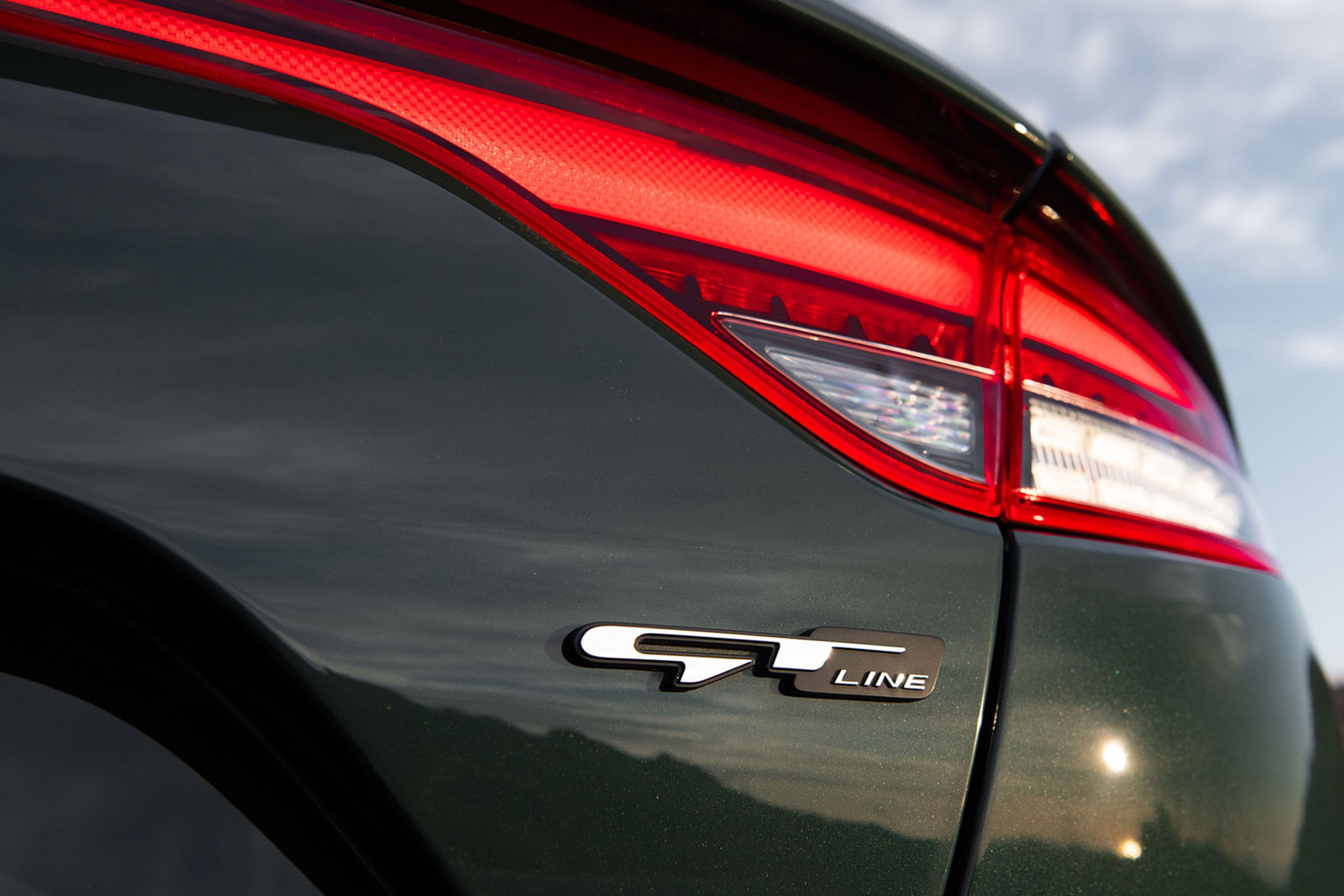 Download 2022 Kia Stinger GT-Line - Tail Light HD Wallpaper 1920x1280 #18