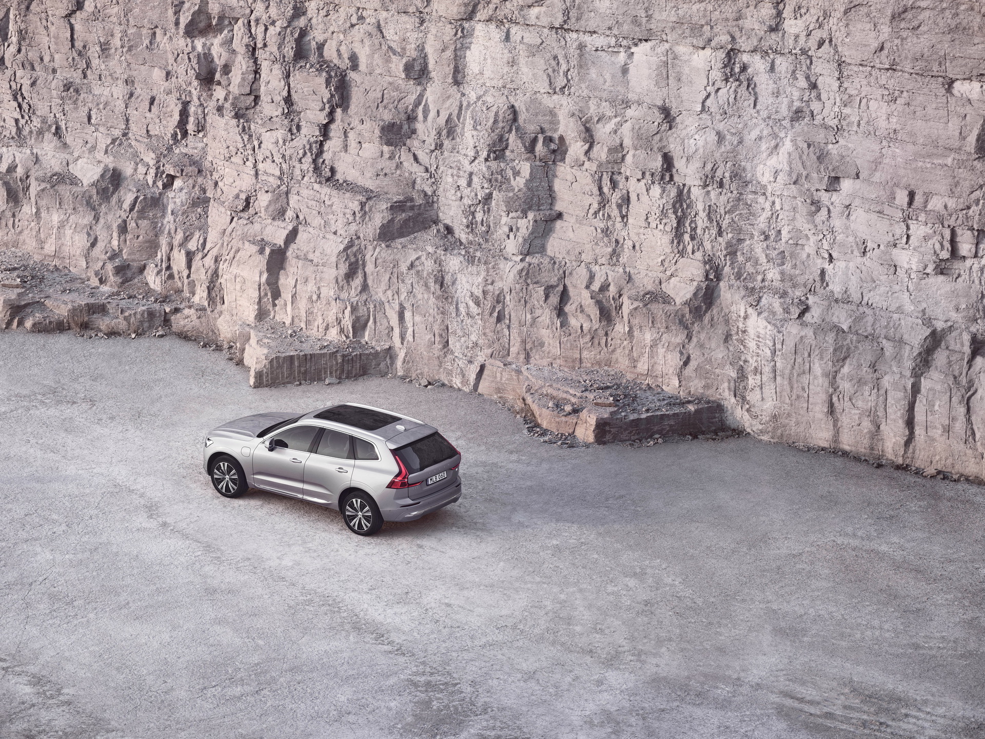 Download 2022 Volvo XC60 - Rear Three-Quarter HD Wallpaper 1920x1440 #8