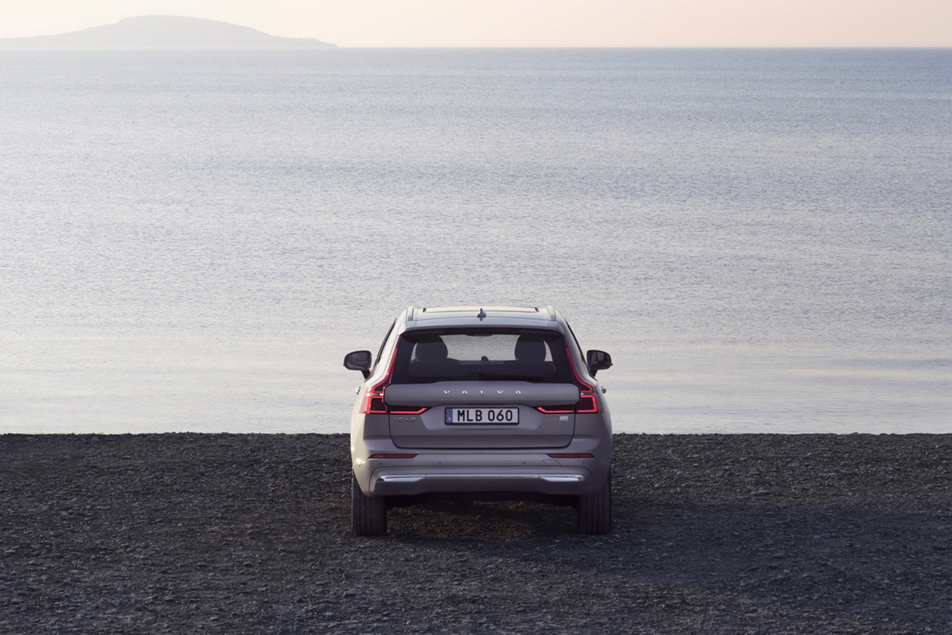 Download 2022 Volvo XC60 - Rear HD Wallpaper 1920x1281 #3