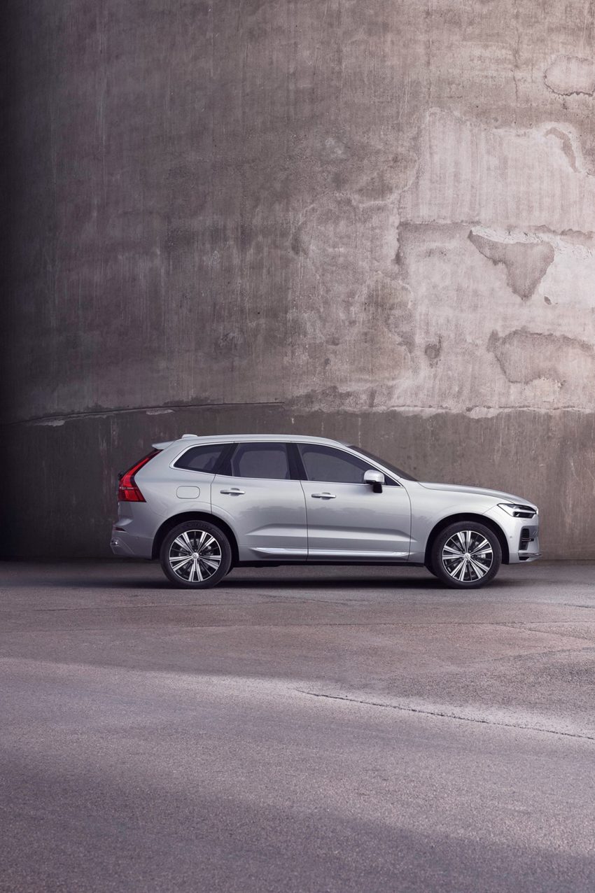 2022 Volvo XC60 - Side Phone Wallpaper 850x1276 #5
