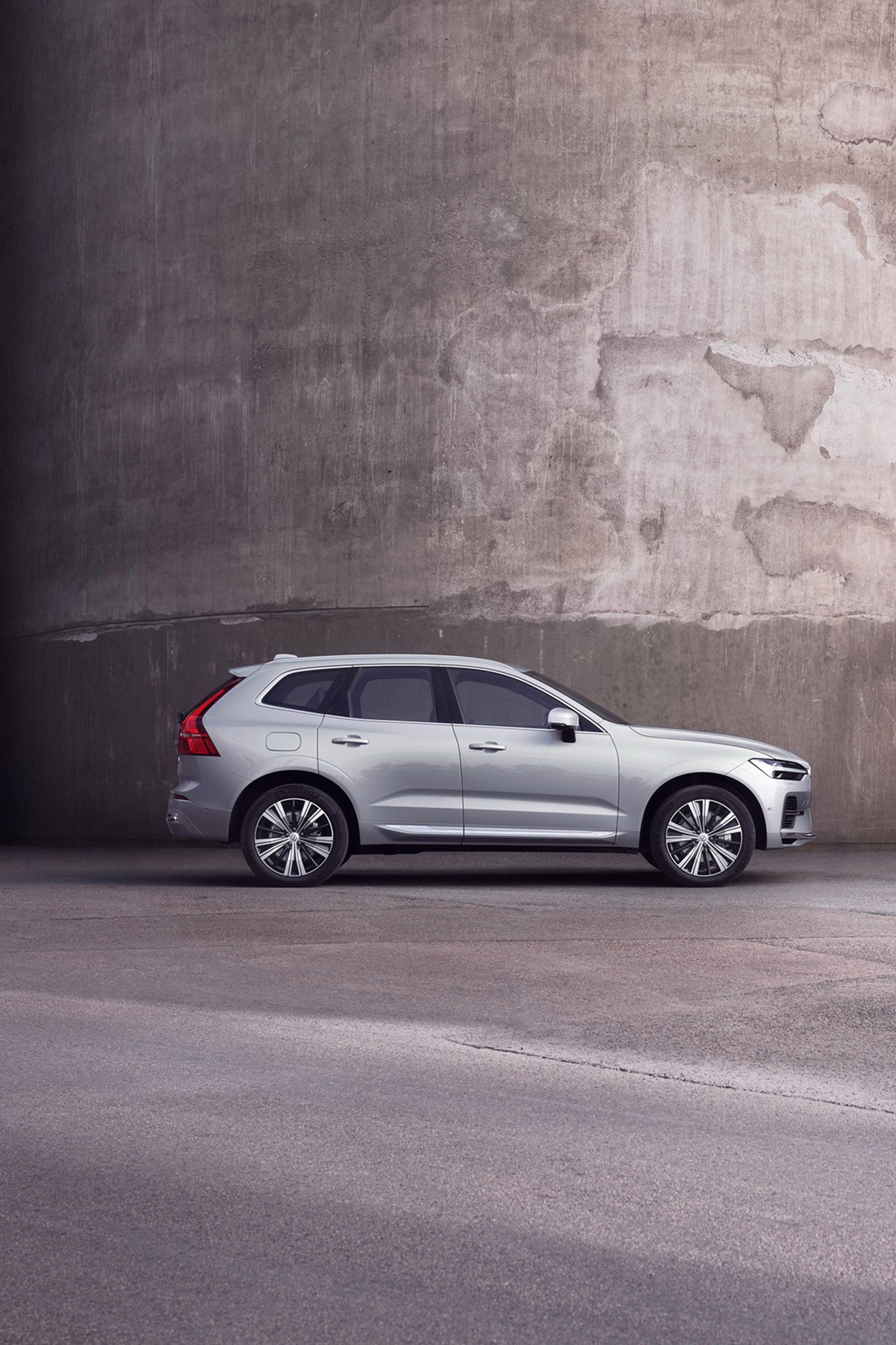 Download 2022 Volvo XC60 - Side HD Phone Wallpaper 1920x2882 #5