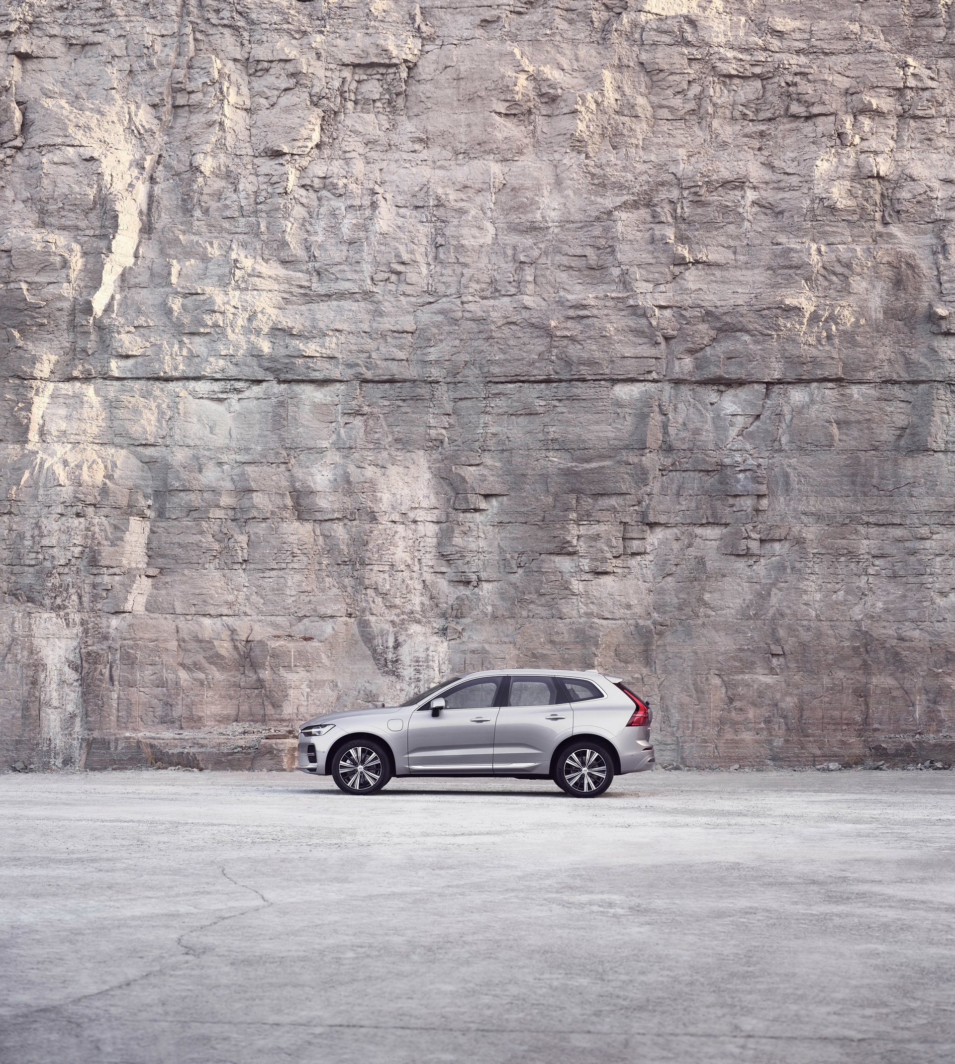 Download 2022 Volvo XC60 - Side HD Phone Wallpaper 1920x2140 #12