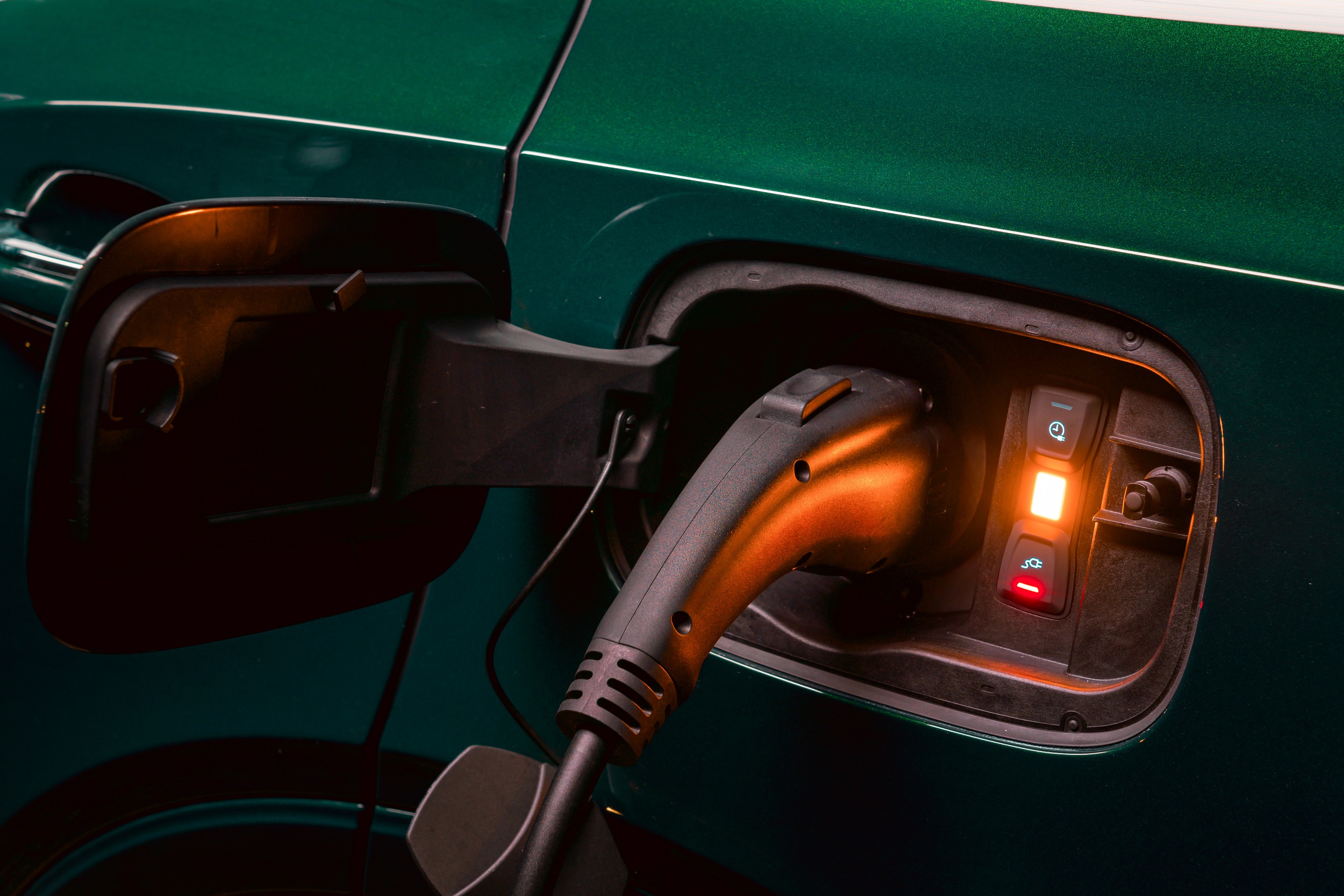 Download 2021 Bentley Mulliner Bentayga Hybrid - Charging HD Wallpaper 2560x1707 #5