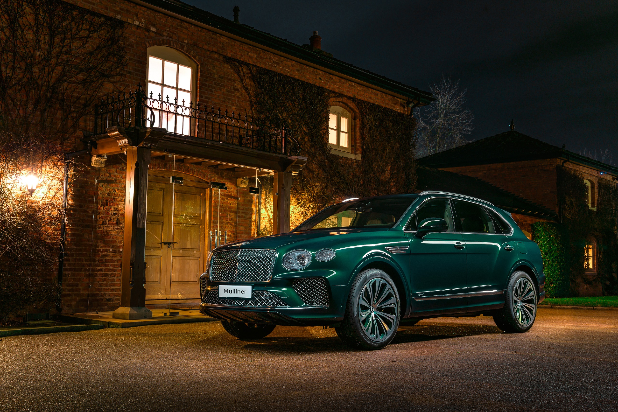 Download 2021 Bentley Mulliner Bentayga Hybrid - Front Three-Quarter HD Wallpaper 2560x1707 #1