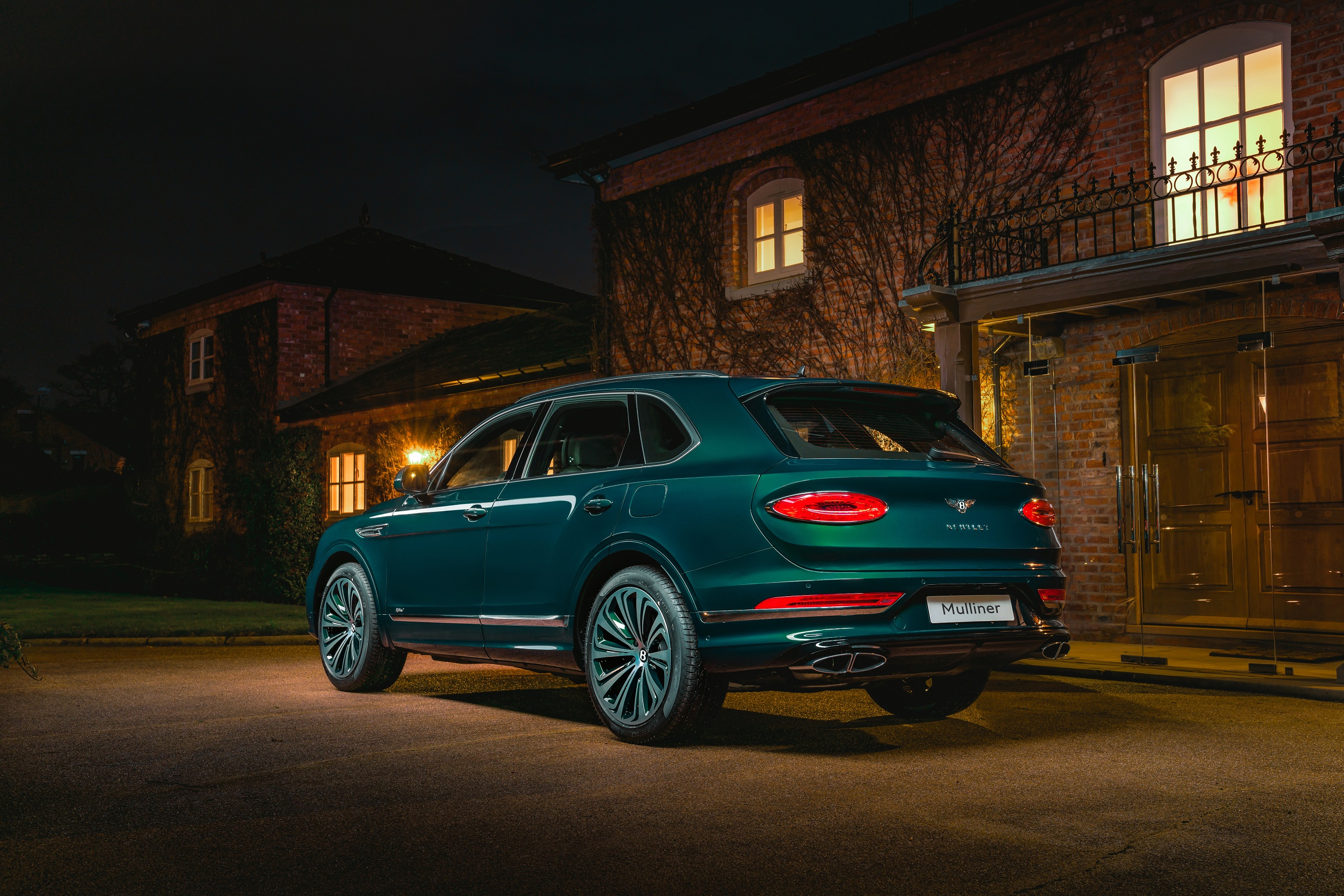 Download 2021 Bentley Mulliner Bentayga Hybrid - Rear Three-Quarter HD Wallpaper 2560x1707 #2