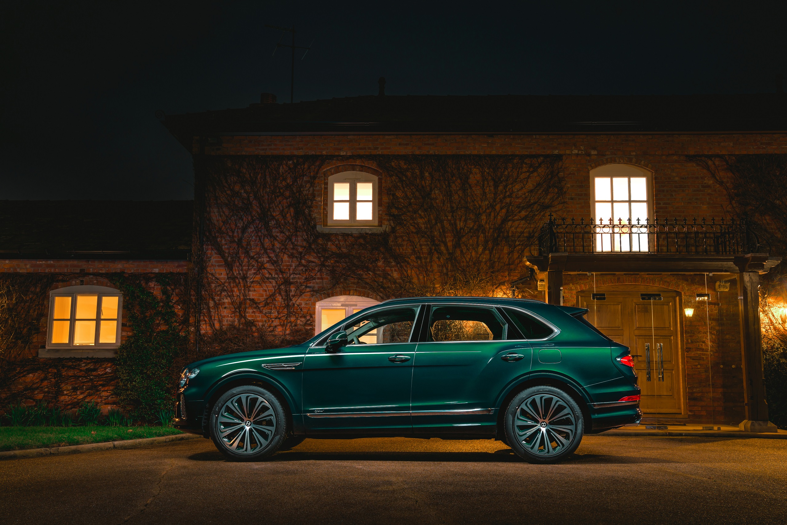 Download 2021 Bentley Mulliner Bentayga Hybrid - Side HD Wallpaper 2560x1707 #3