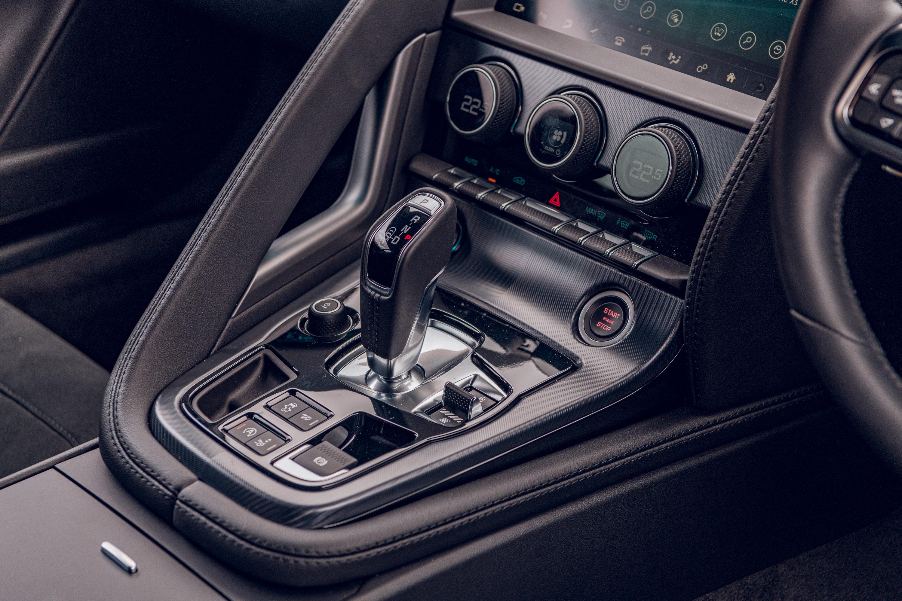 Download 2021 Jaguar F-Type P450 R-Dynamic - Central Console HD Wallpaper 3000x2000 #30