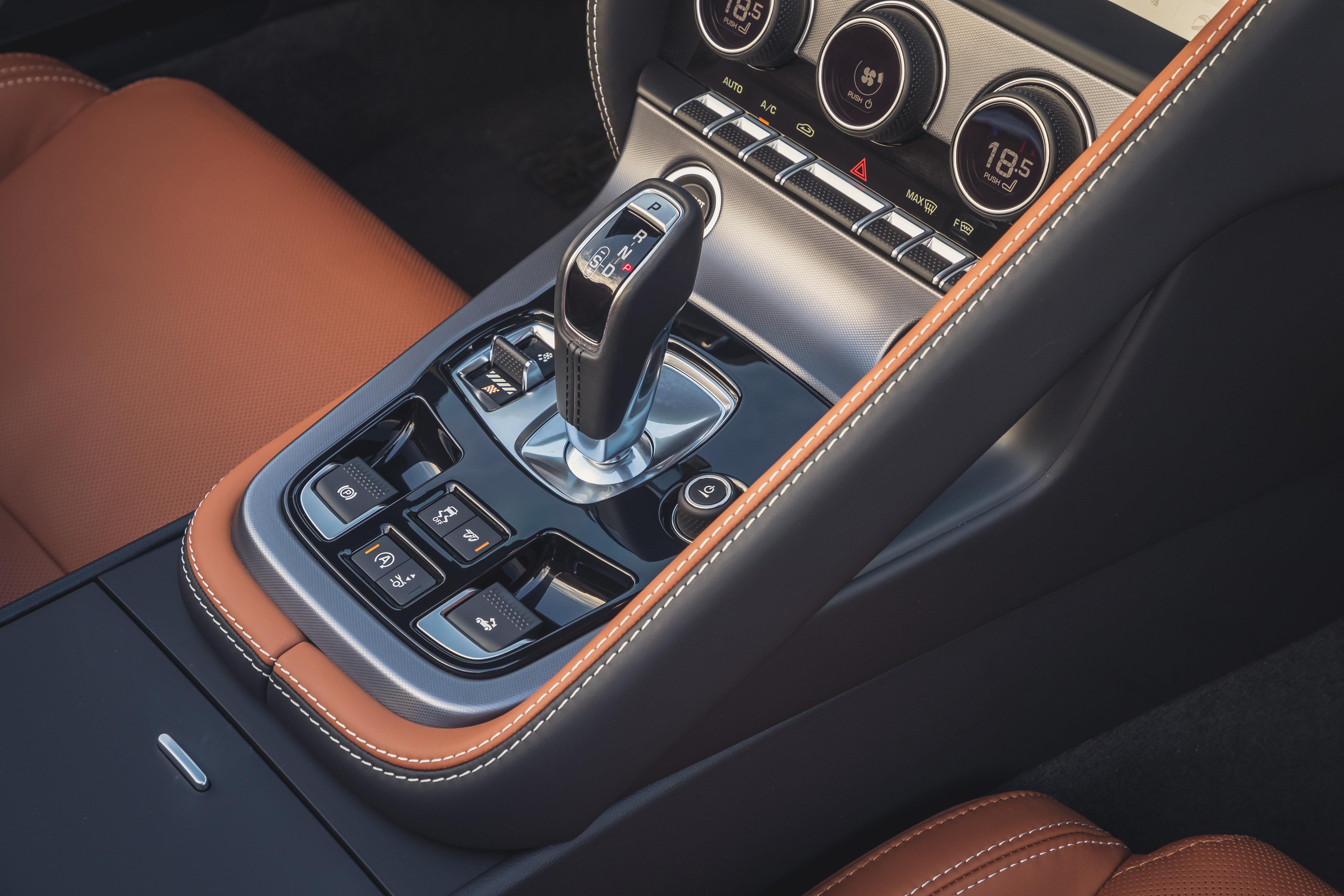 Download 2021 Jaguar F-Type P450 R-Dynamic Convertible - Central Console HD Wallpaper 5472x3648 #34