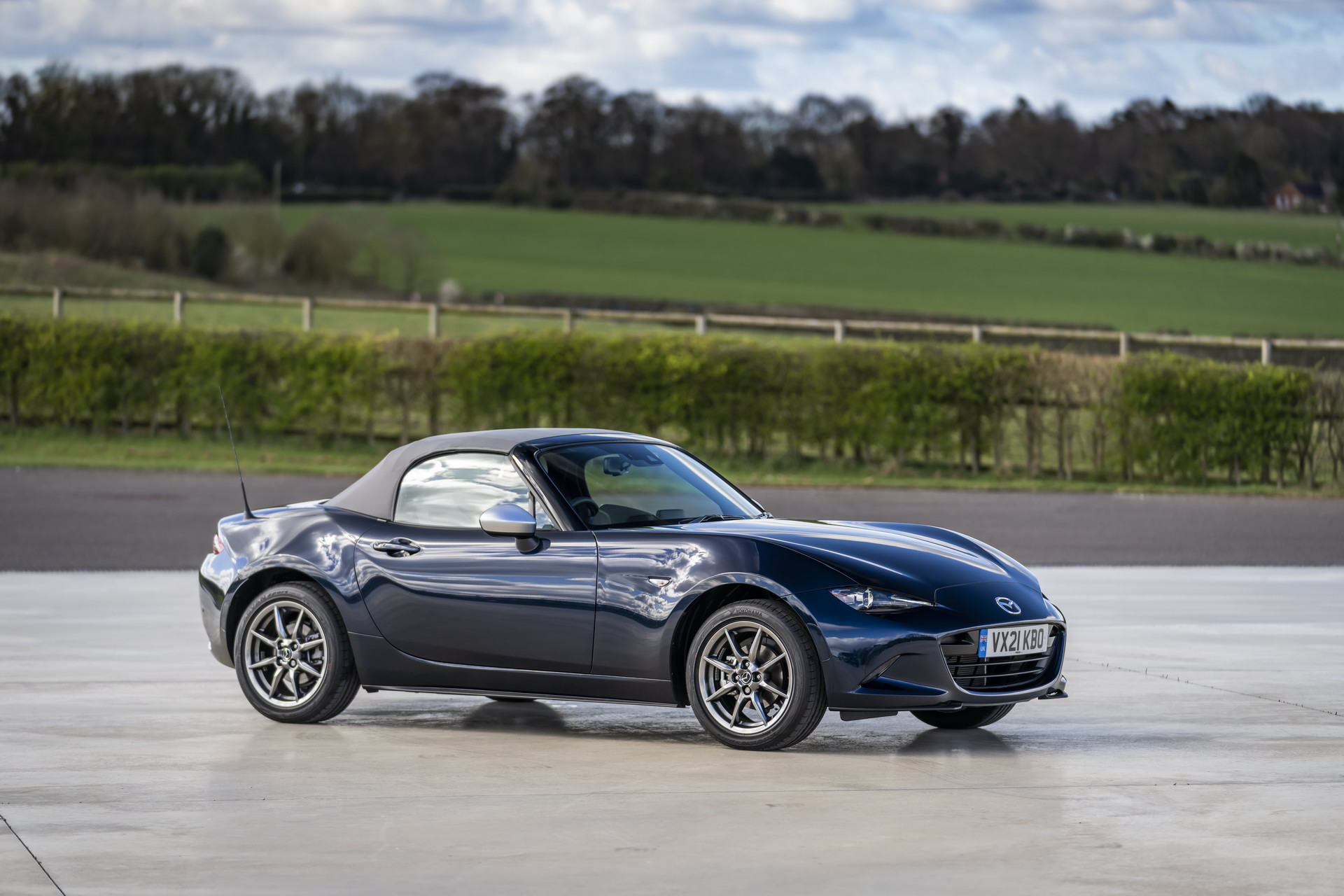 Download 2021 Mazda MX-5 Sport Venture - Front Three-Quarter HD Wallpaper 1920x1280 #102