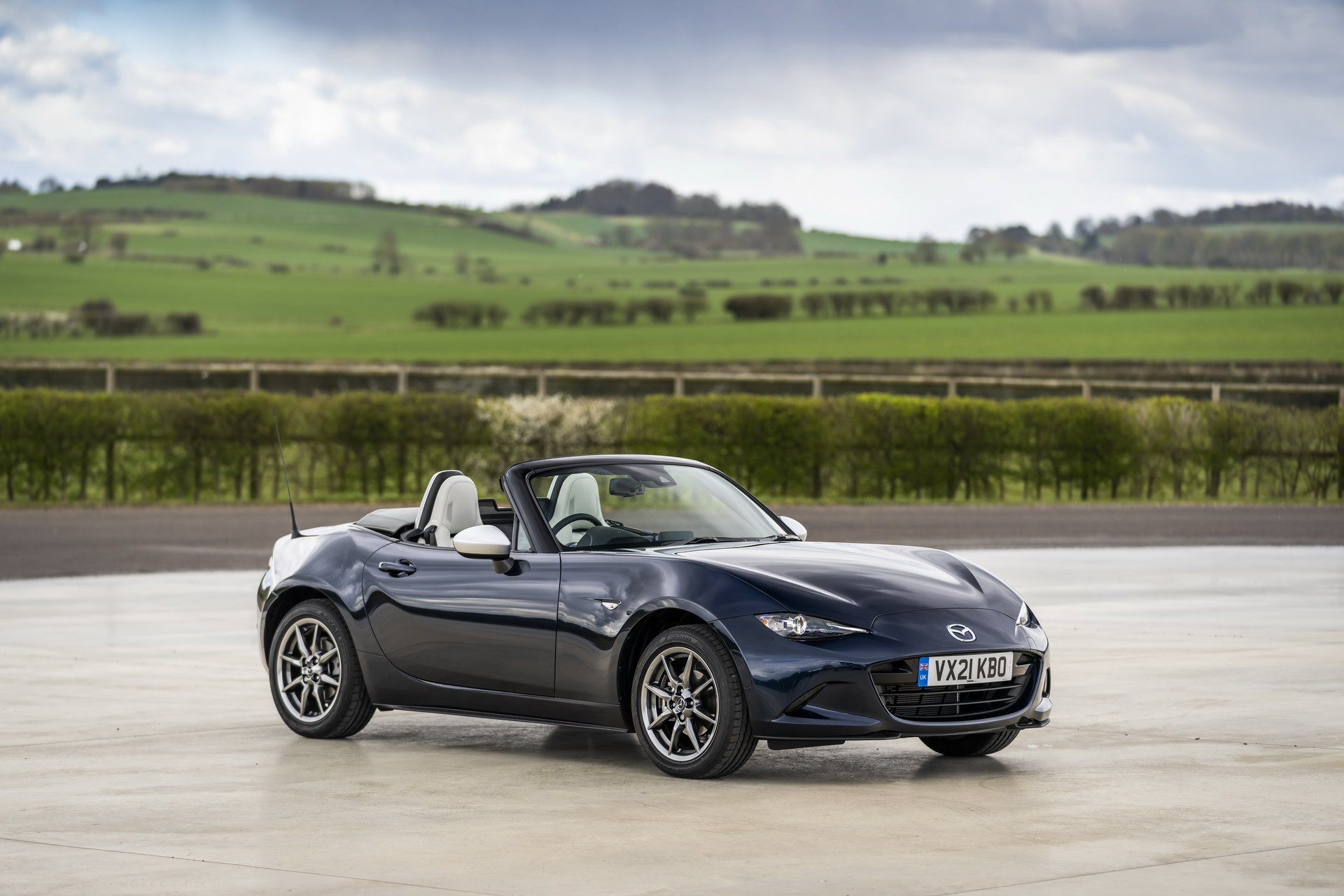 Download 2021 Mazda MX-5 Sport Venture - Front Three-Quarter HD Wallpaper 1920x1280 #104