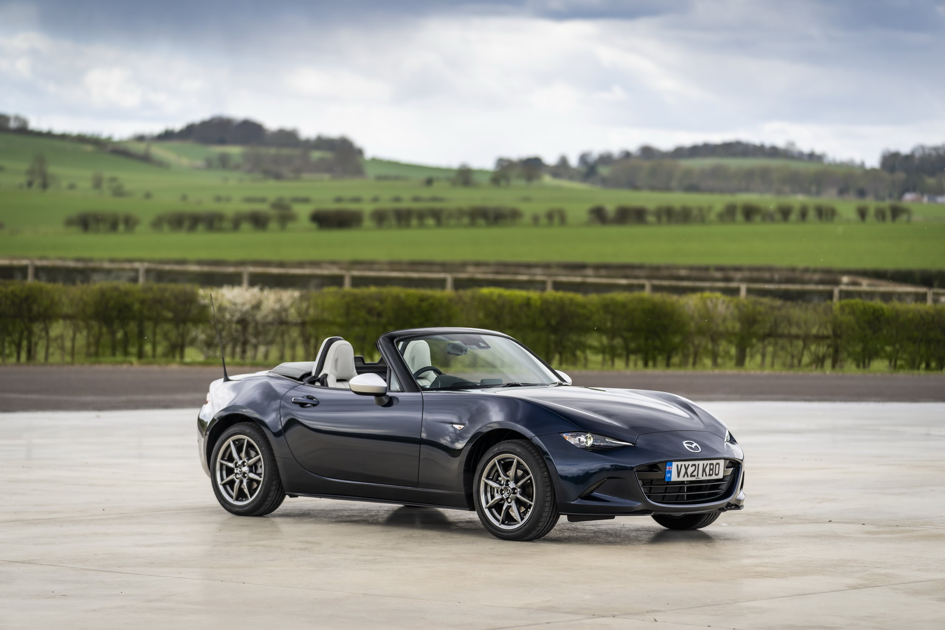 Download 2021 Mazda MX-5 Sport Venture - Front Three-Quarter HD Wallpaper 1920x1280 #105